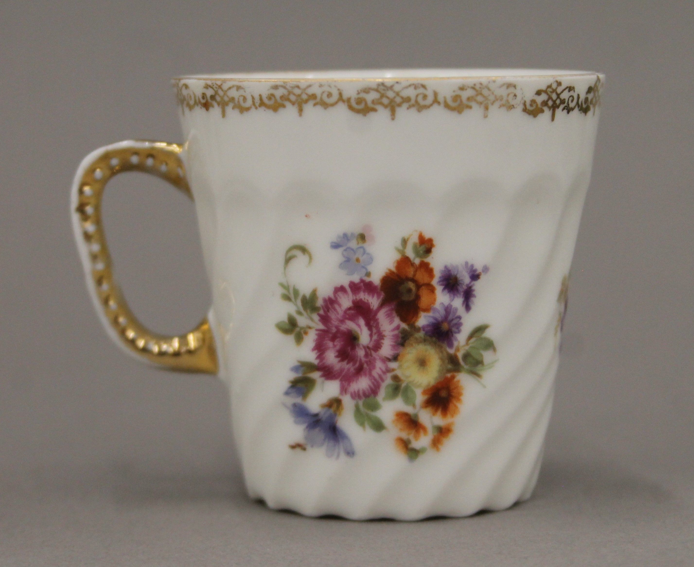 A quantity of Dresden and Vienna porcelain cups and saucers. - Image 4 of 12