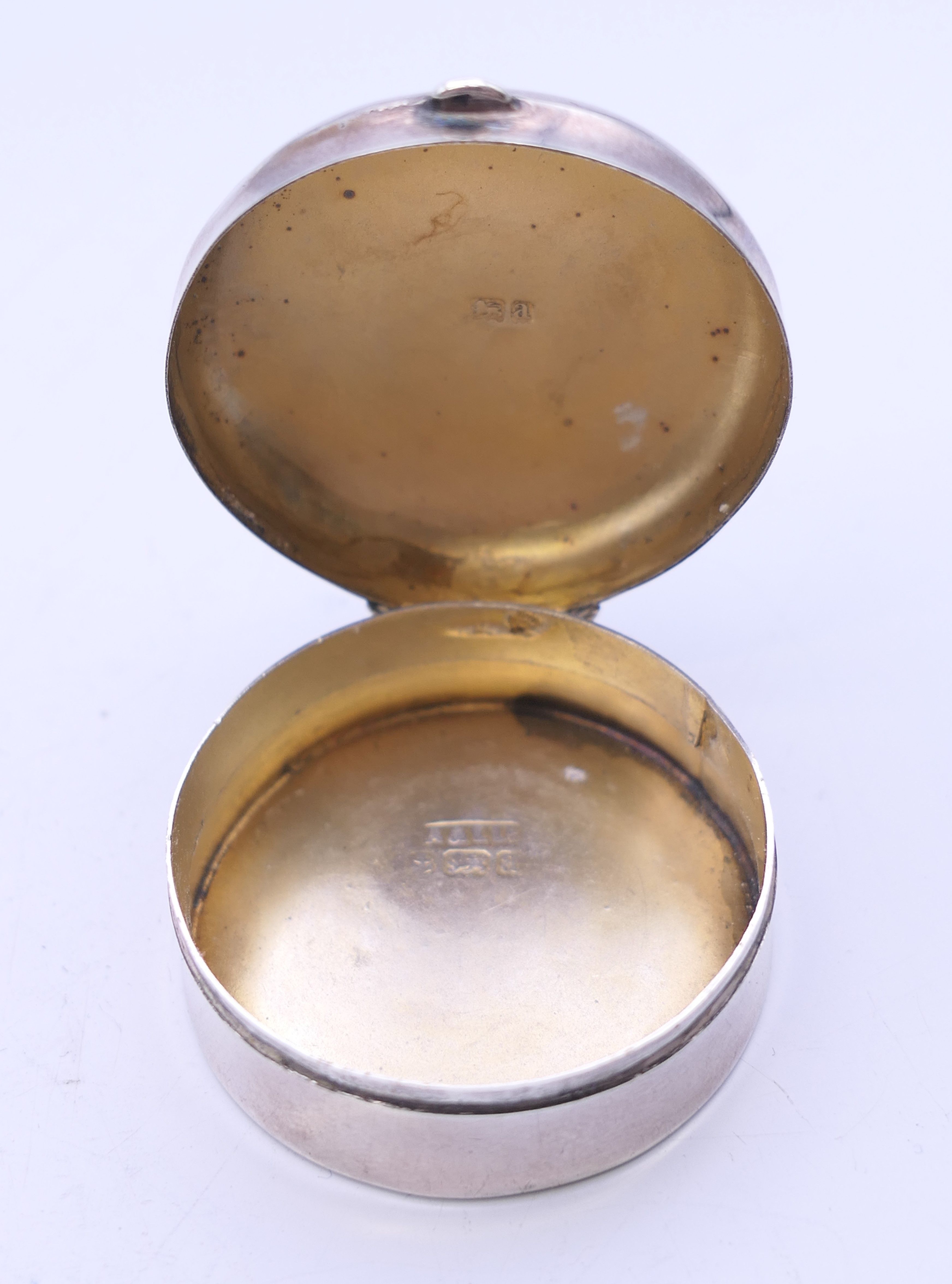 A small Edwardian silver round pill box, Birmingham 1900, top and bottom engraved with initials. - Image 5 of 7
