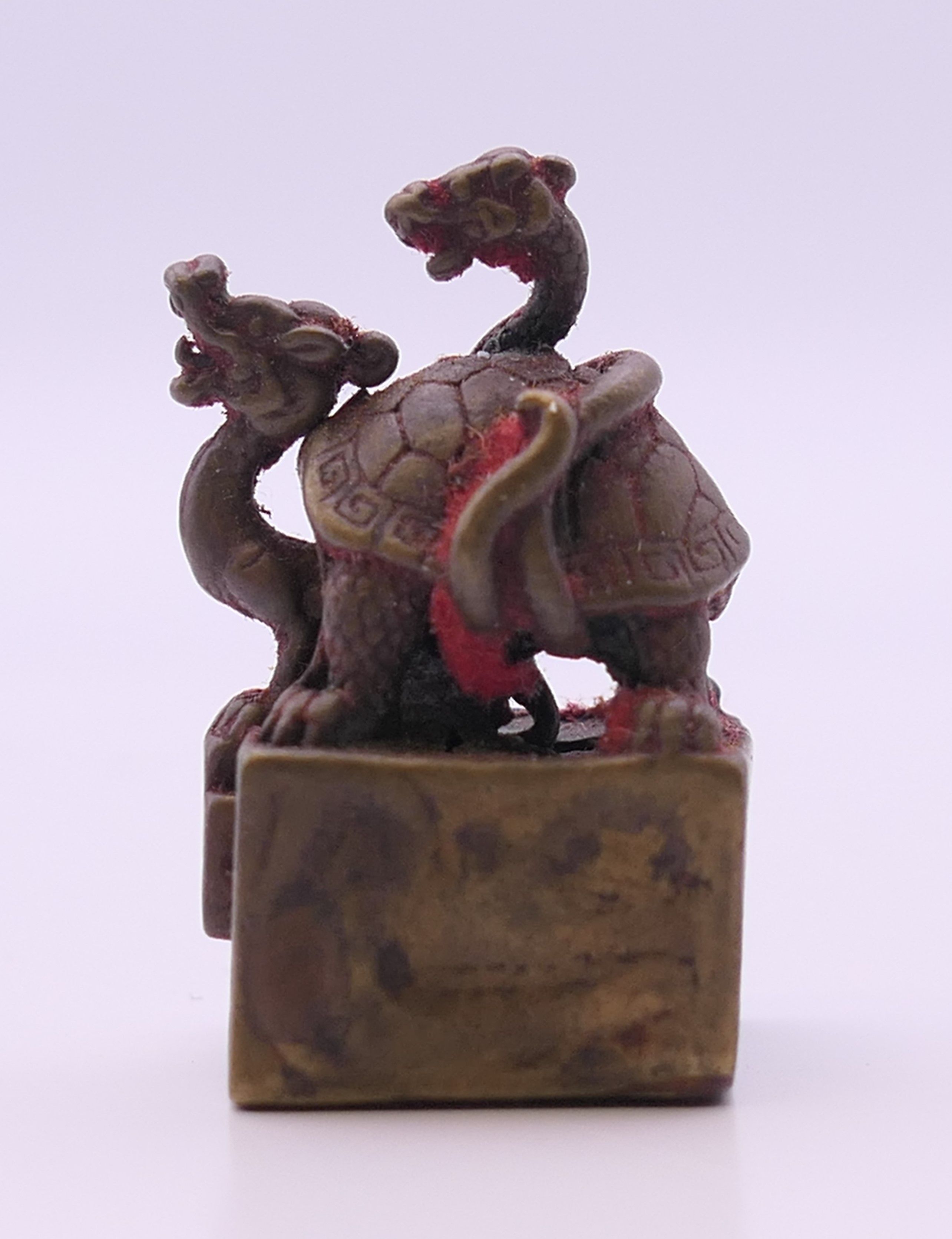 A miniature bronze double turtle seal. 3 cm high. - Image 2 of 5