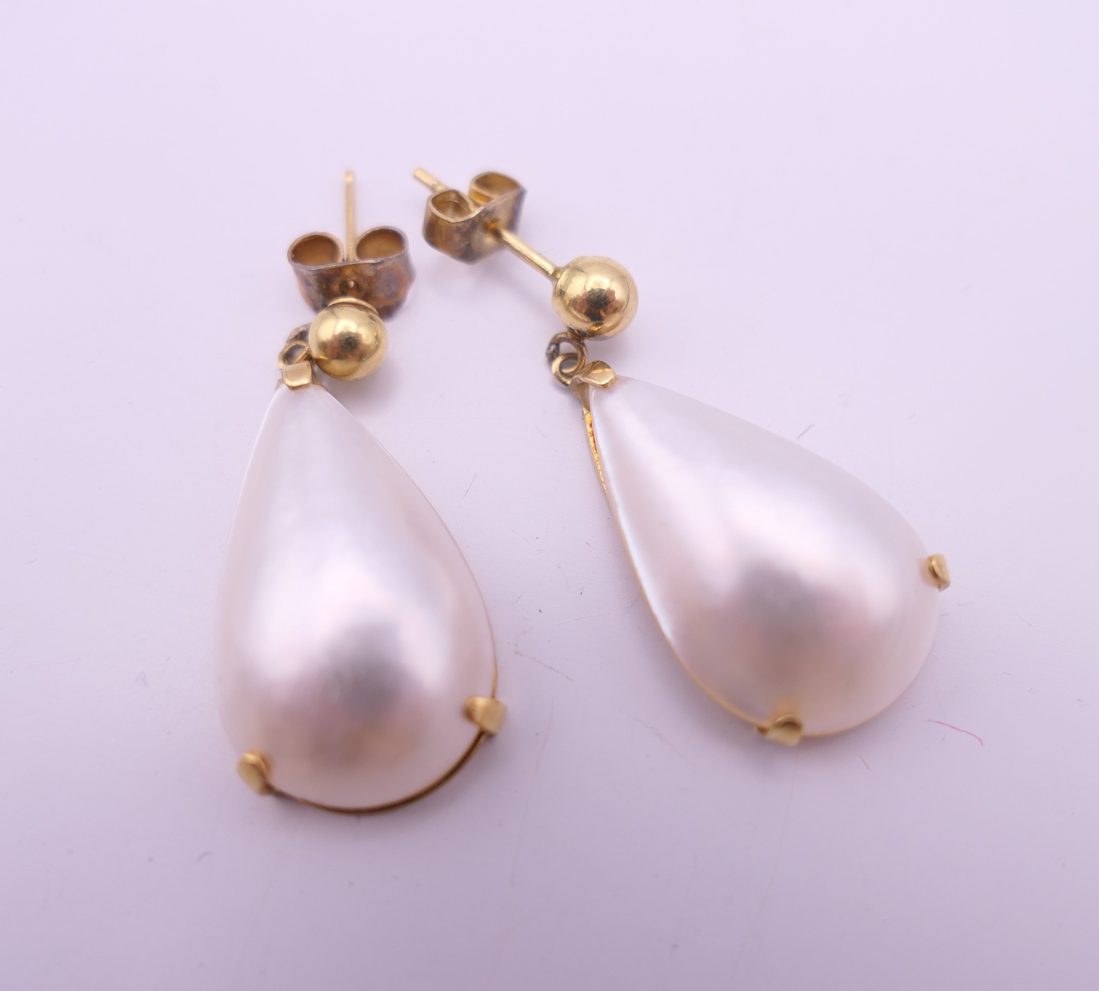 A pair of 18 K gold pearl set drop earrings, marked for Hirsch and Oppenheimer. 3 cm high. 4. - Bild 3 aus 6
