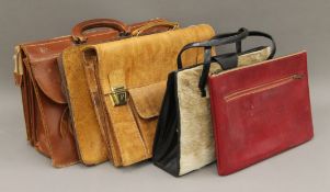 A quantity of vintage handbags, etc. The largest 40 cm wide.