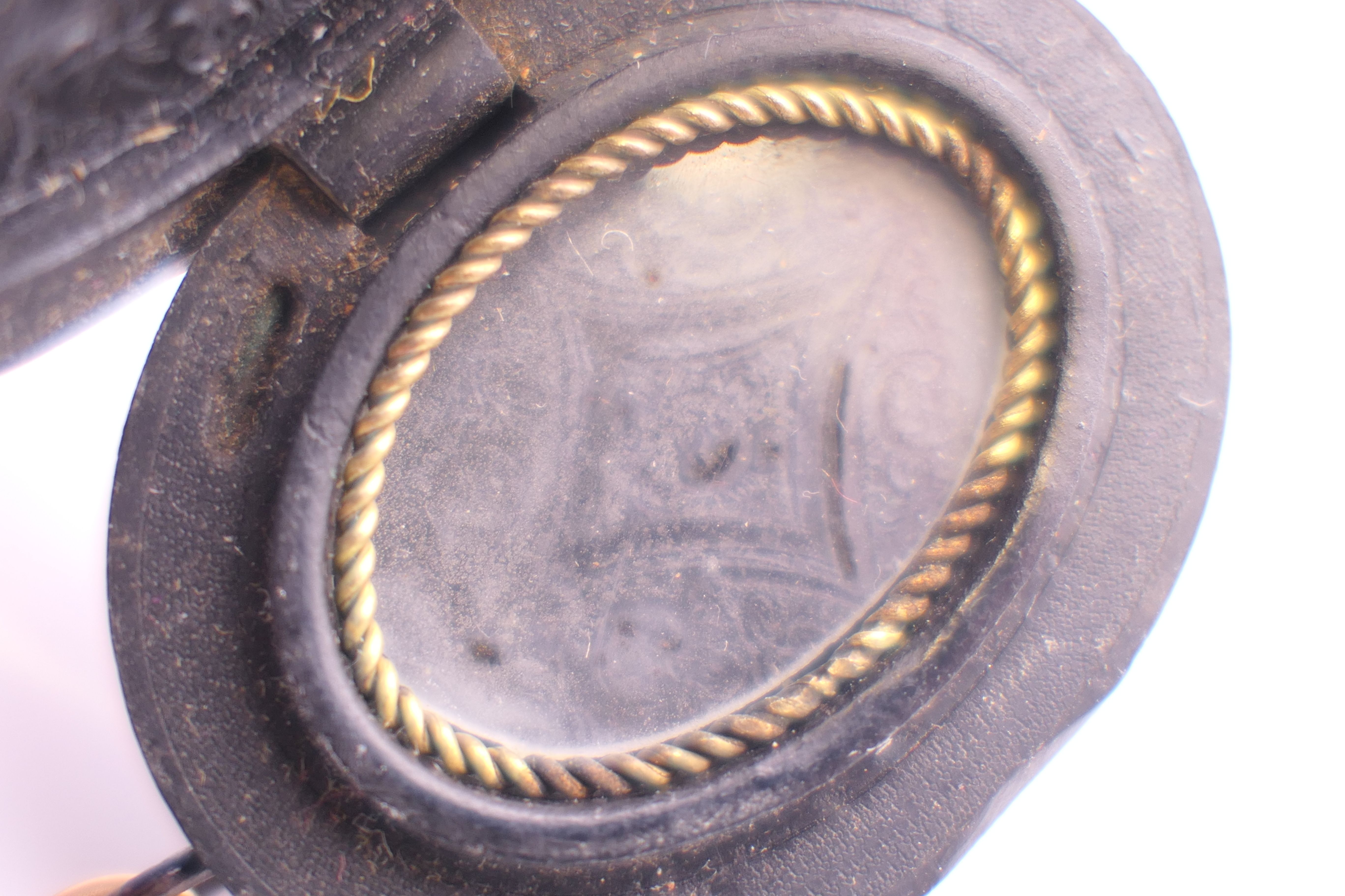 A locket with floral motif to the front. 3.5 cm high. - Image 6 of 6