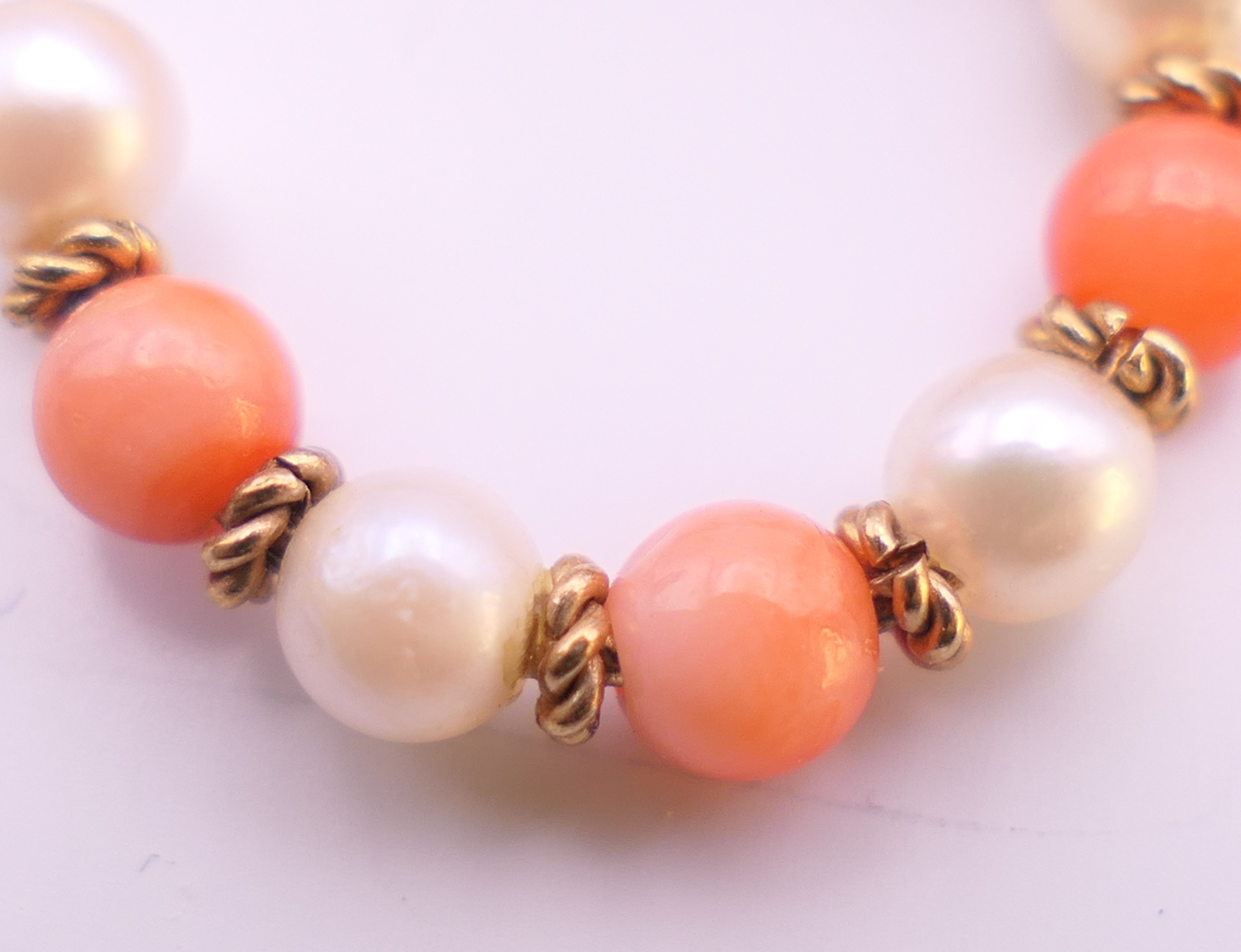A coral and seed pearl necklace with a 15 ct gold clasp, with matching earrings. - Bild 10 aus 11