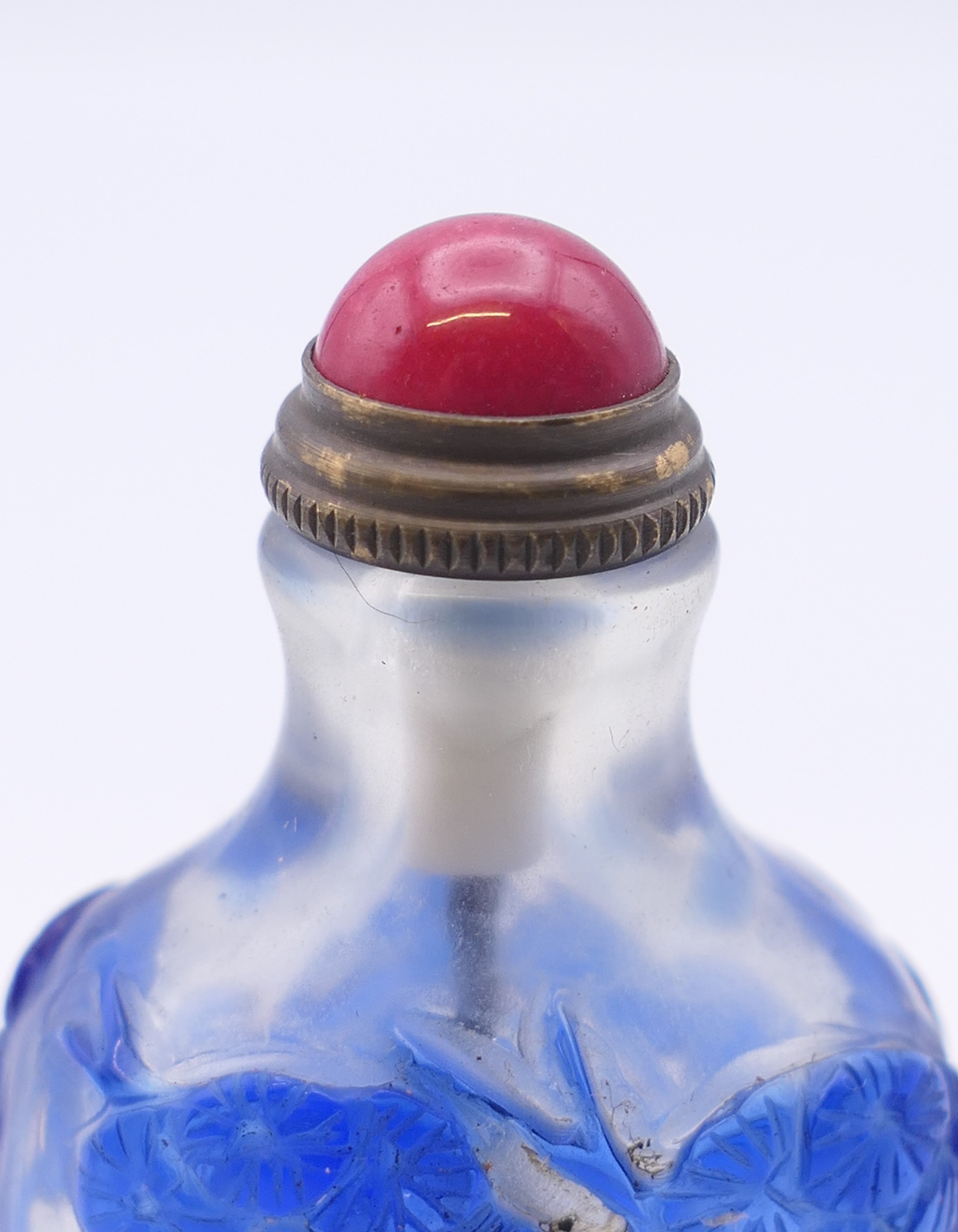 A Chinese cameo glass snuff bottle. 8 cm high. - Image 2 of 3