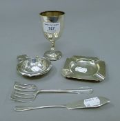 A silver ashtray, a small silver goblet, a silver tea strainer, etc. The goblet 10.5 cm high. 172.