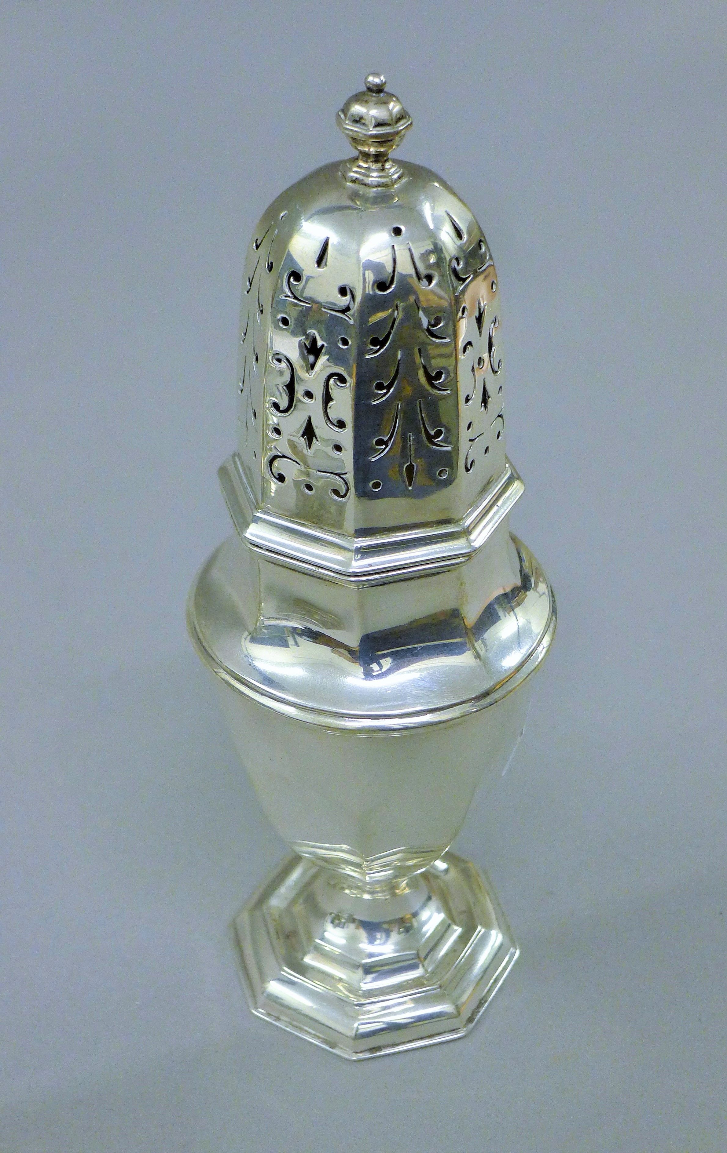 A silver sugar sifter. 20 cm high. 187 grammes. - Image 2 of 4