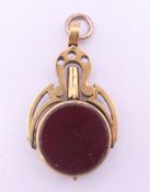 A 15 ct gold bloodstone and carnelian set watch key fob. 4 cm high. 7.2 grammes total weight.