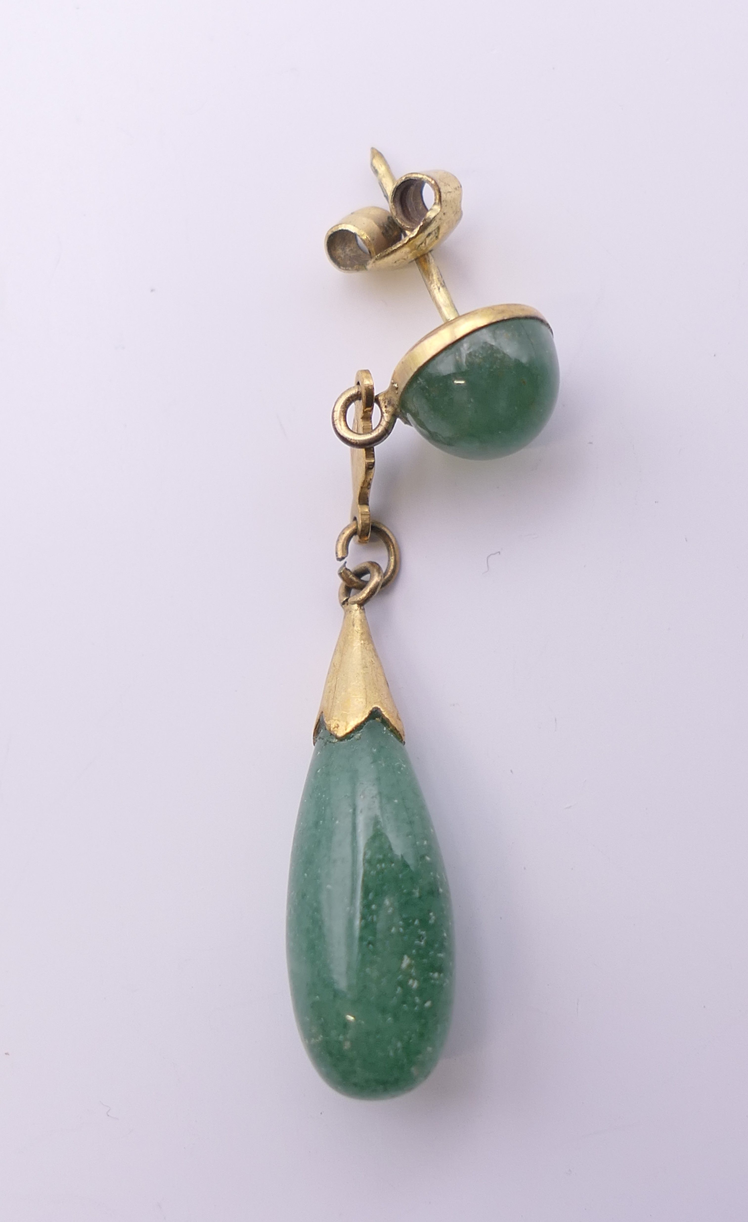 Four jade pendants and earrings. The largest 5 cm high. - Bild 2 aus 7