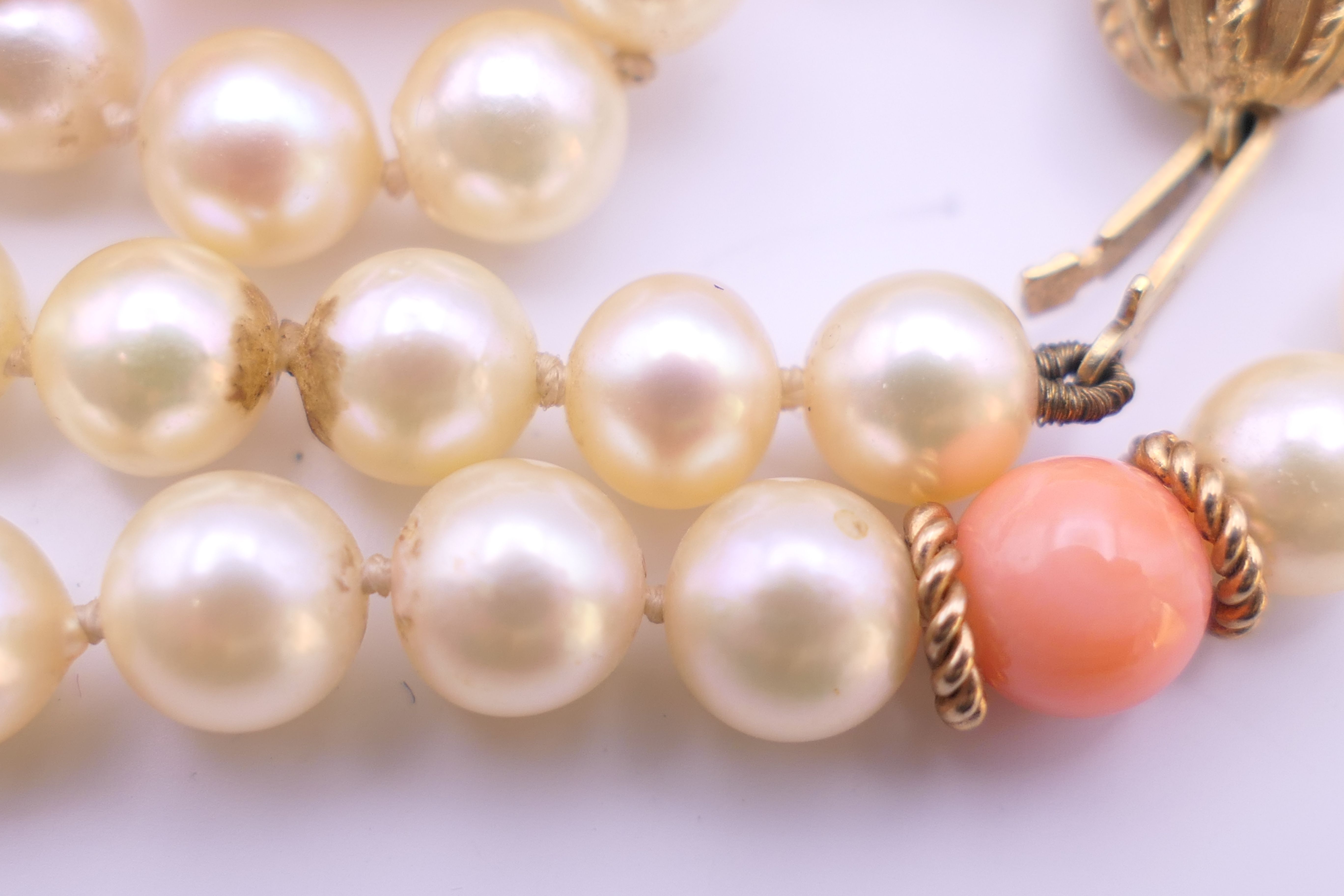 A coral and seed pearl necklace with a 15 ct gold clasp, with matching earrings. - Bild 4 aus 11