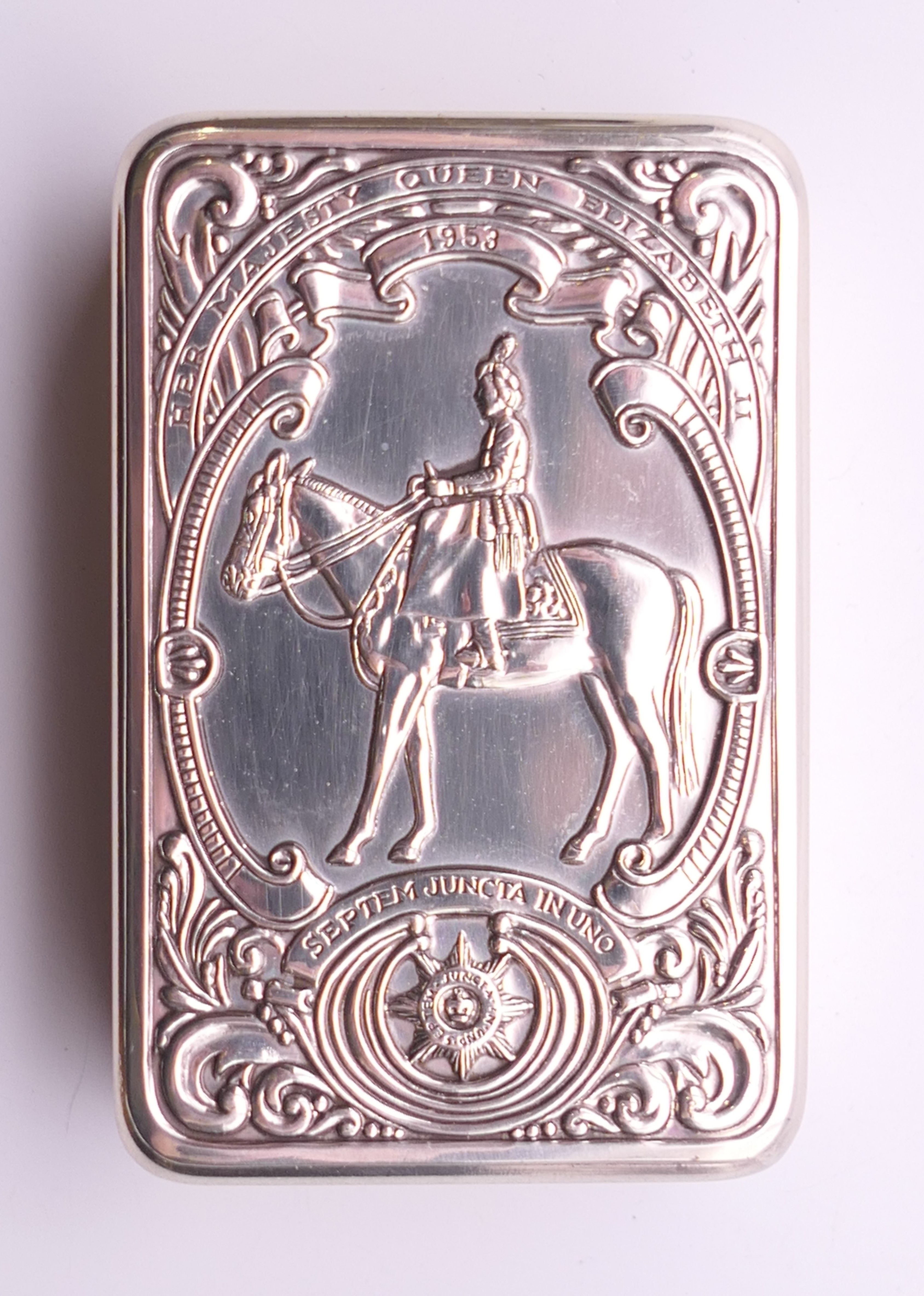 A small silver box commemorating Queen Elizabeth II. 5.5 cm high. 31.7 grammes.