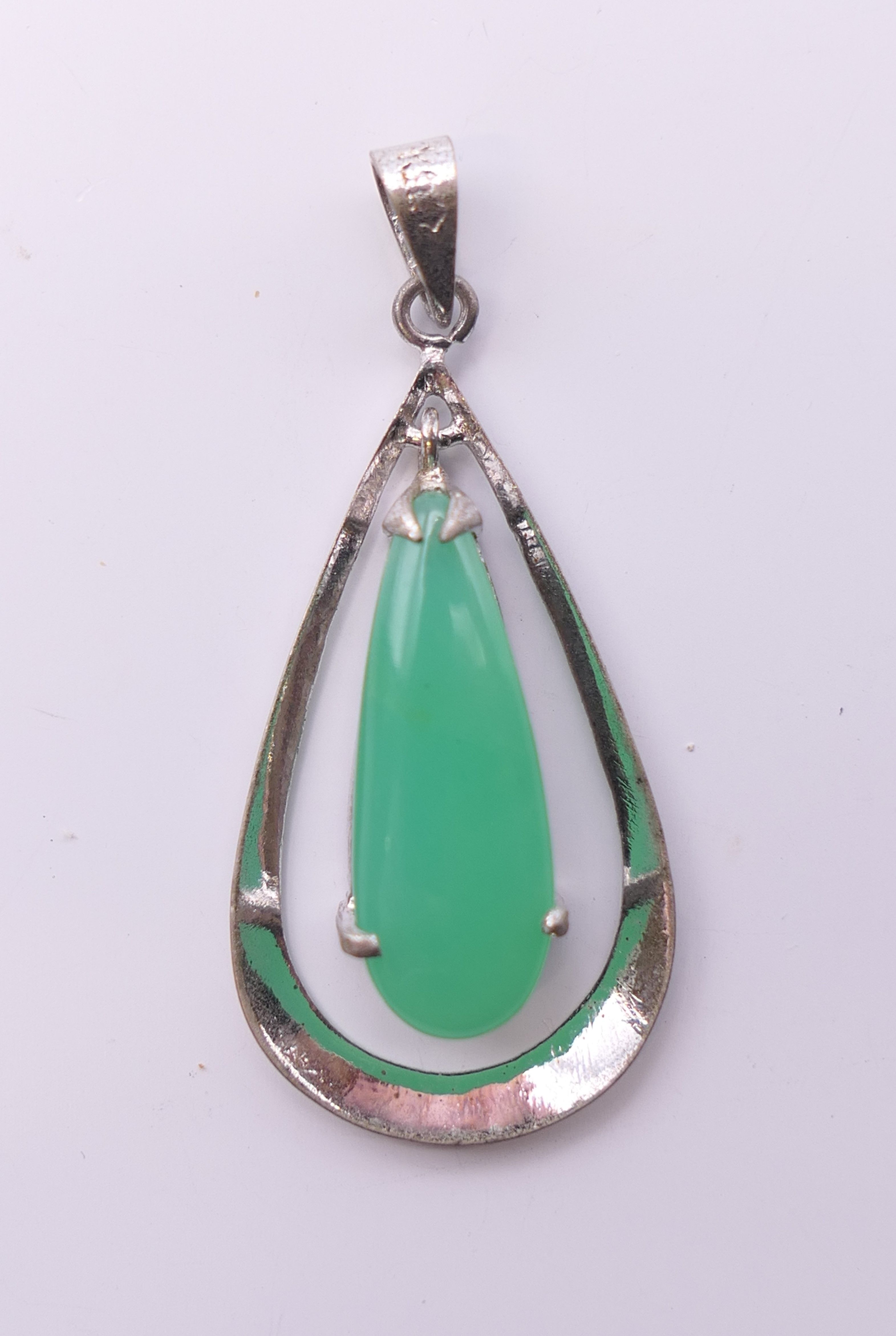 Four jade pendants and earrings. The largest 5 cm high. - Bild 7 aus 7