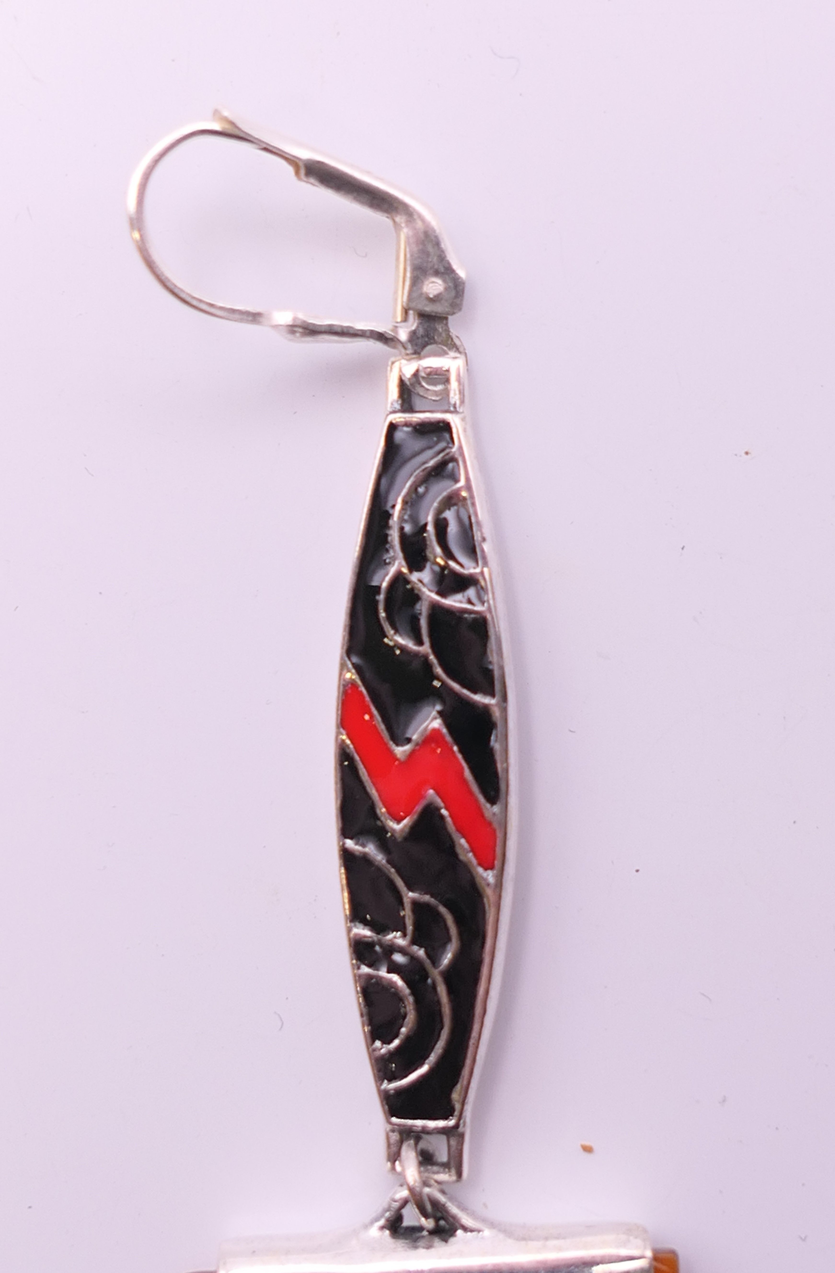 A pair of Art Deco style silver enamel and cornelian earrings. 5 cm high. - Bild 4 aus 5