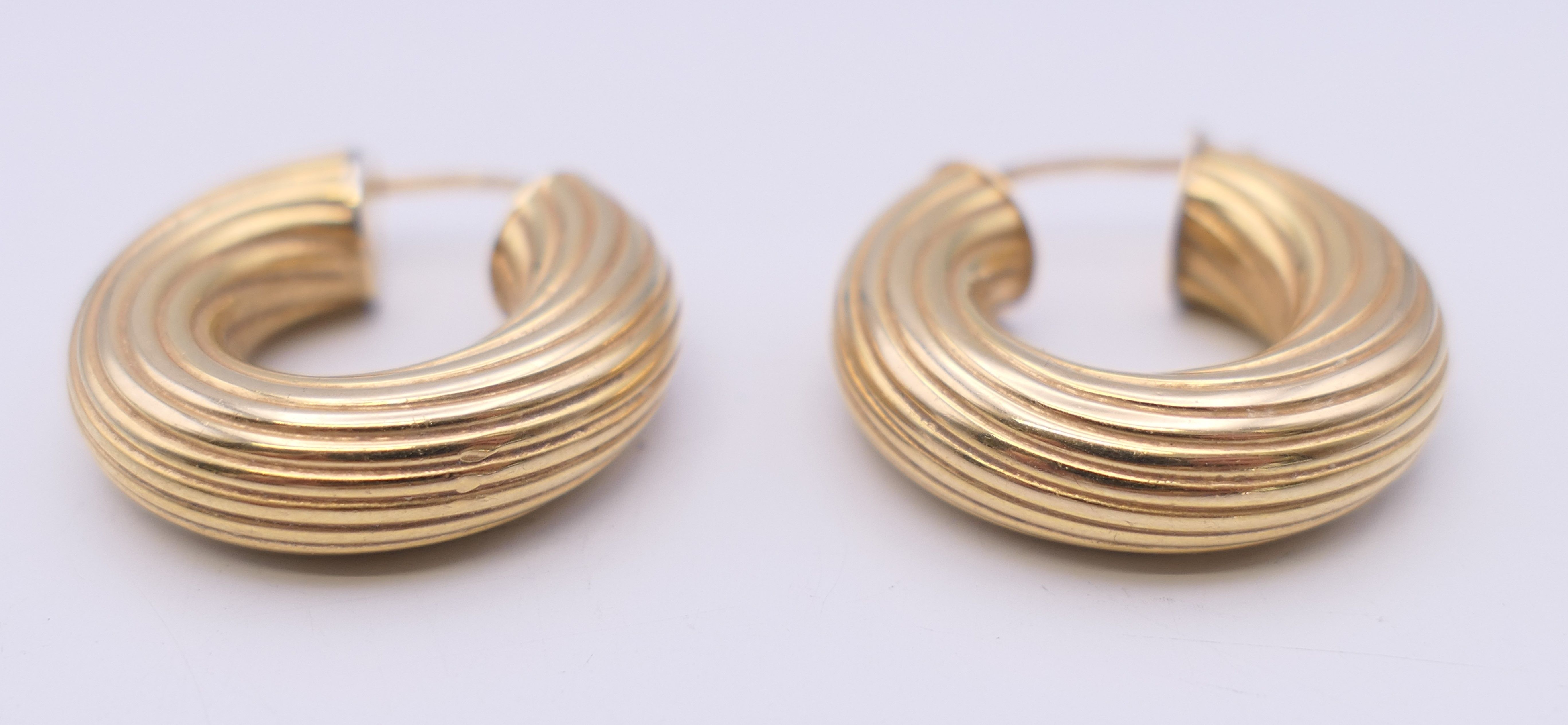 A pair of 9 ct gold earrings. 2 cm high. 3.3 grammes. - Bild 3 aus 6