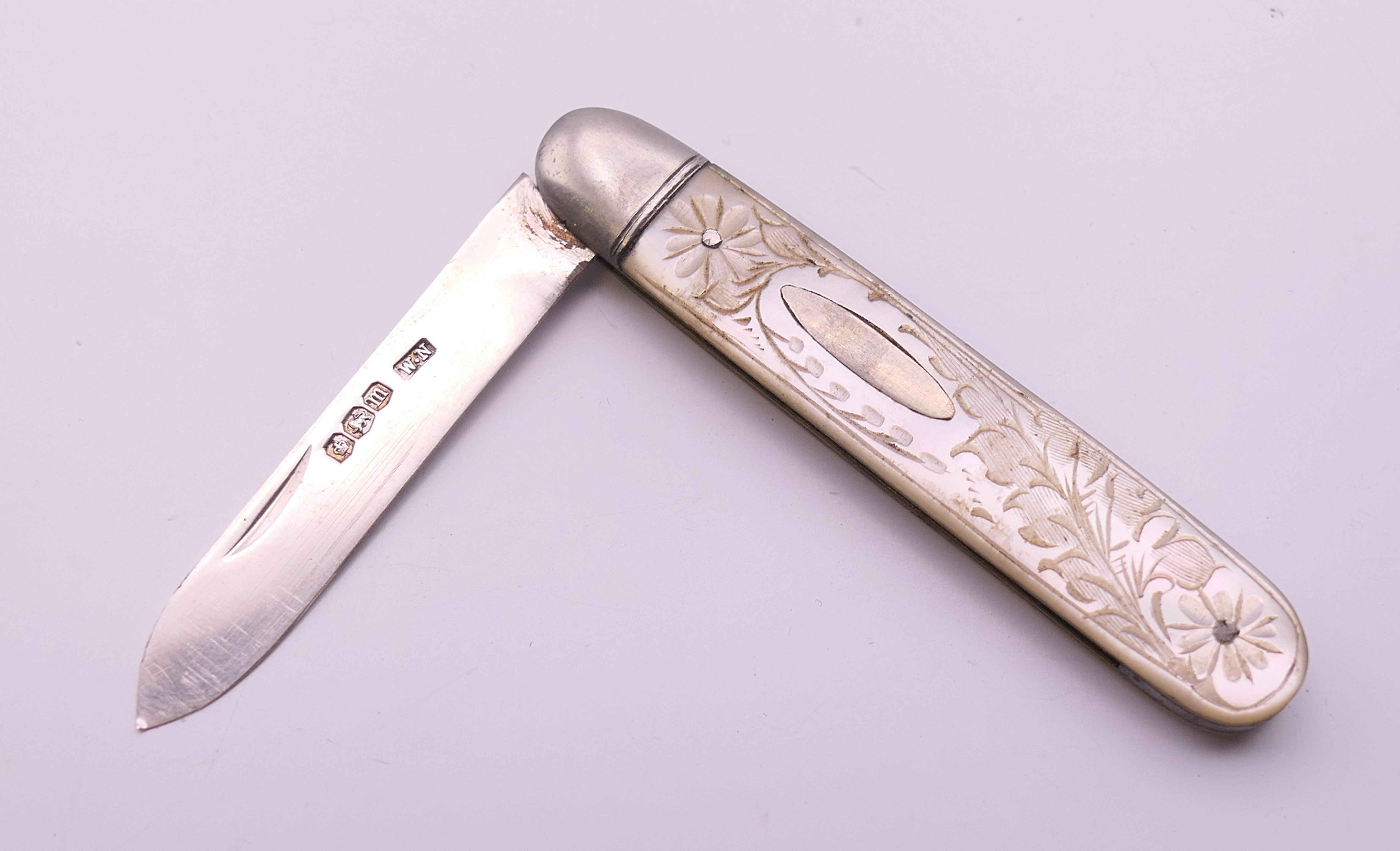 A silver and mother-of-pearl folding fruit knife (10.5 cm long extended) and a match holder. - Image 5 of 6