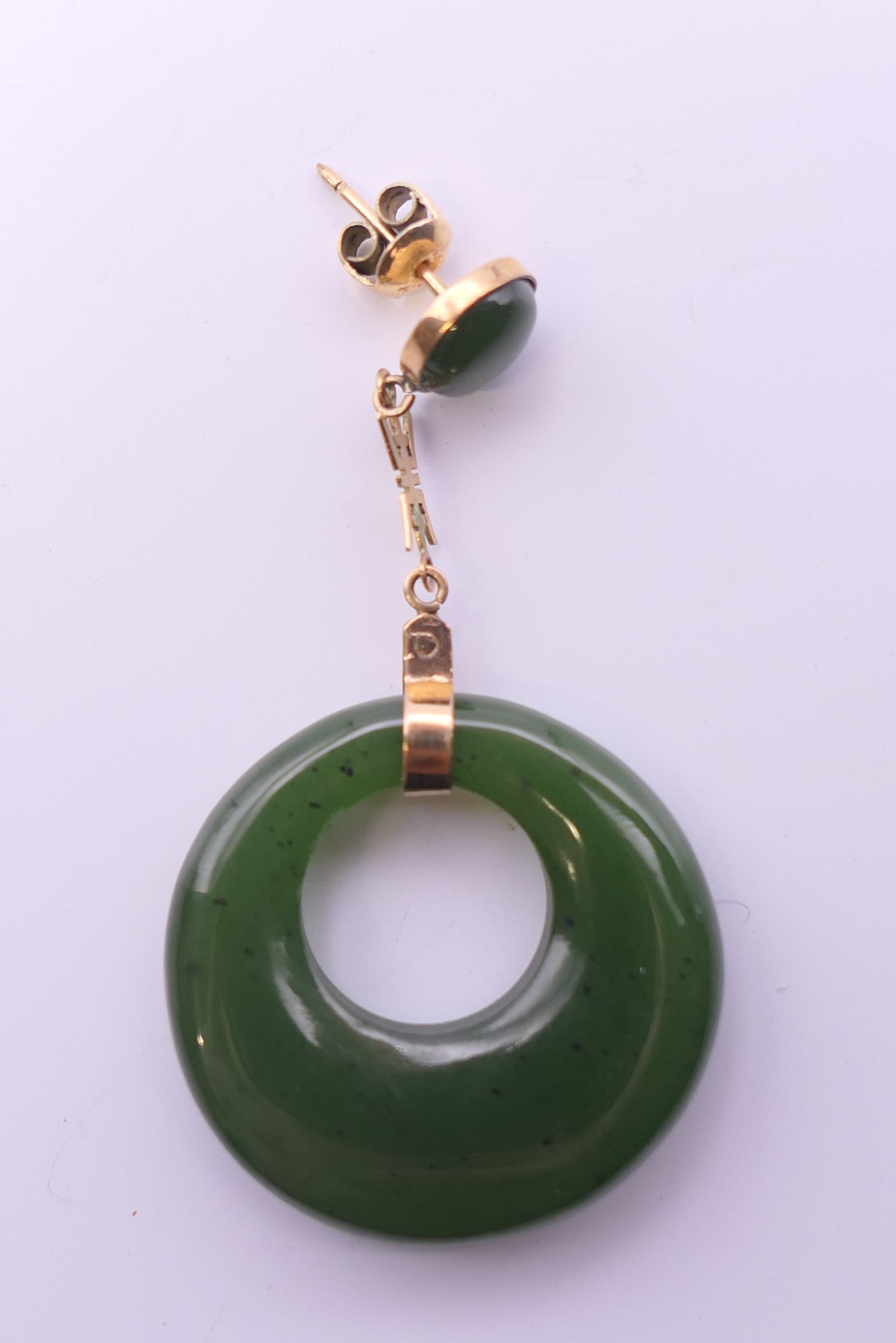 Four jade pendants and earrings. The largest 5 cm high. - Bild 4 aus 7