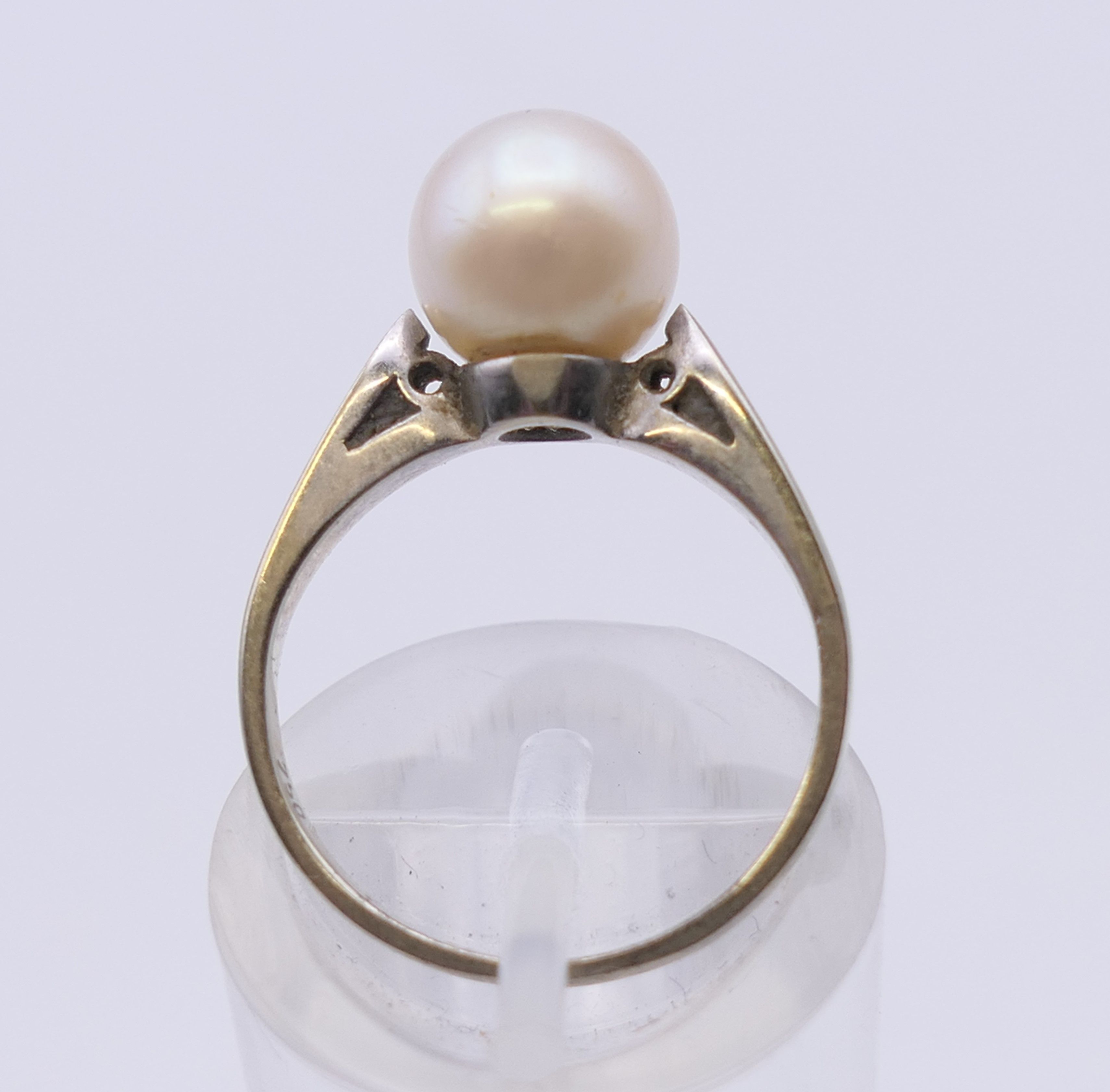 An 18 ct white gold solitaire pearl ring. Ring size I/J. 3.1 grammes total weight. - Image 6 of 8
