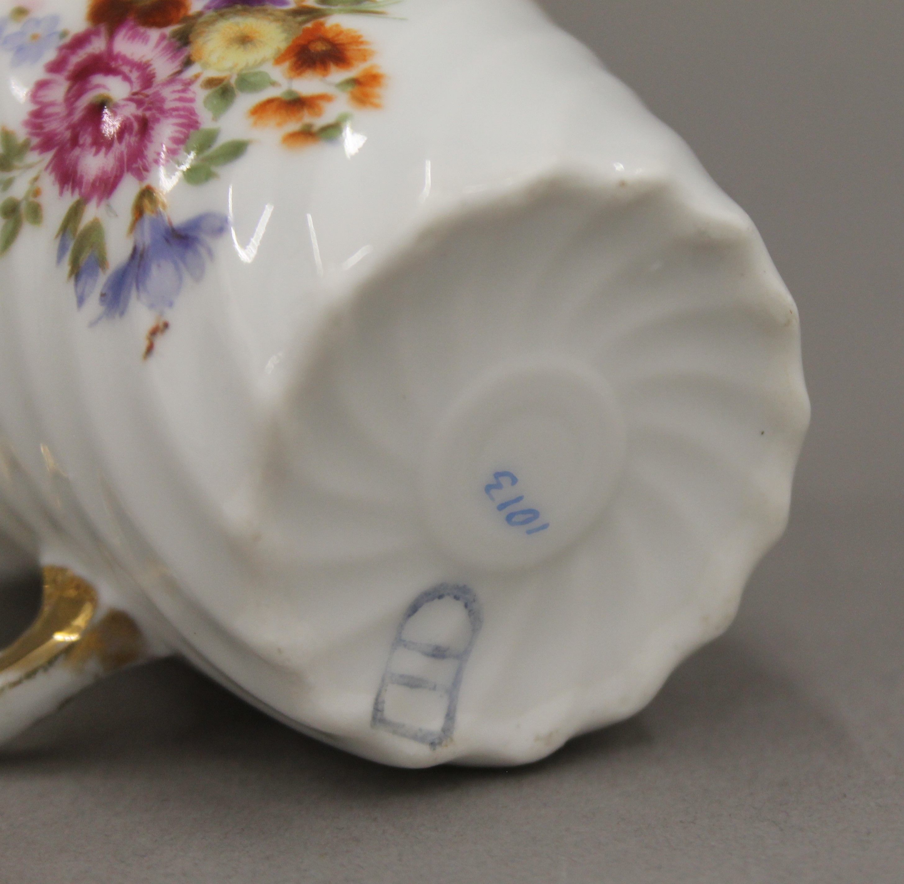 A quantity of Dresden and Vienna porcelain cups and saucers. - Image 6 of 12
