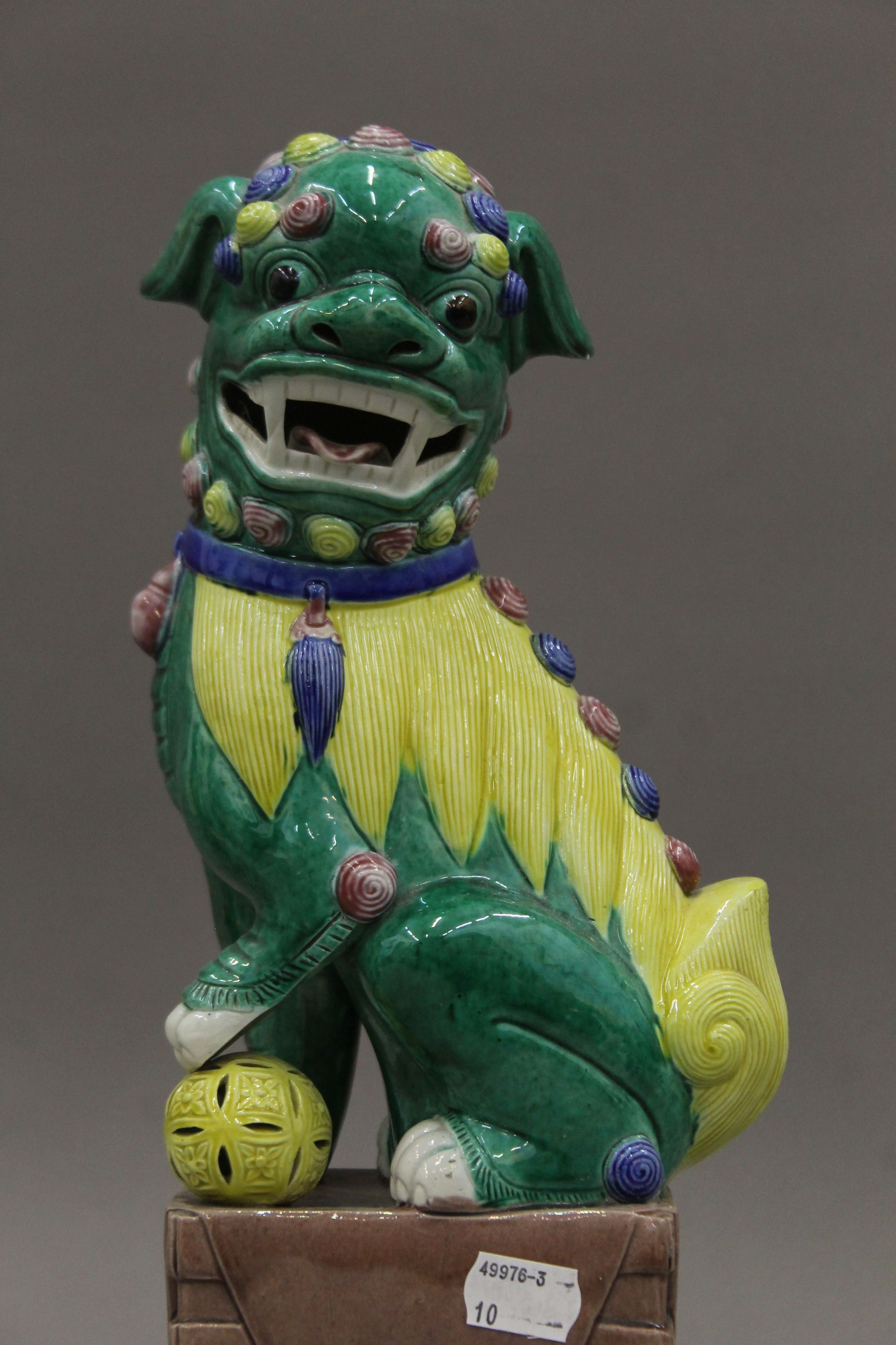 Three Chinese porcelain models of dogs-of-fo. The largest 35.5 cm high. - Image 3 of 6