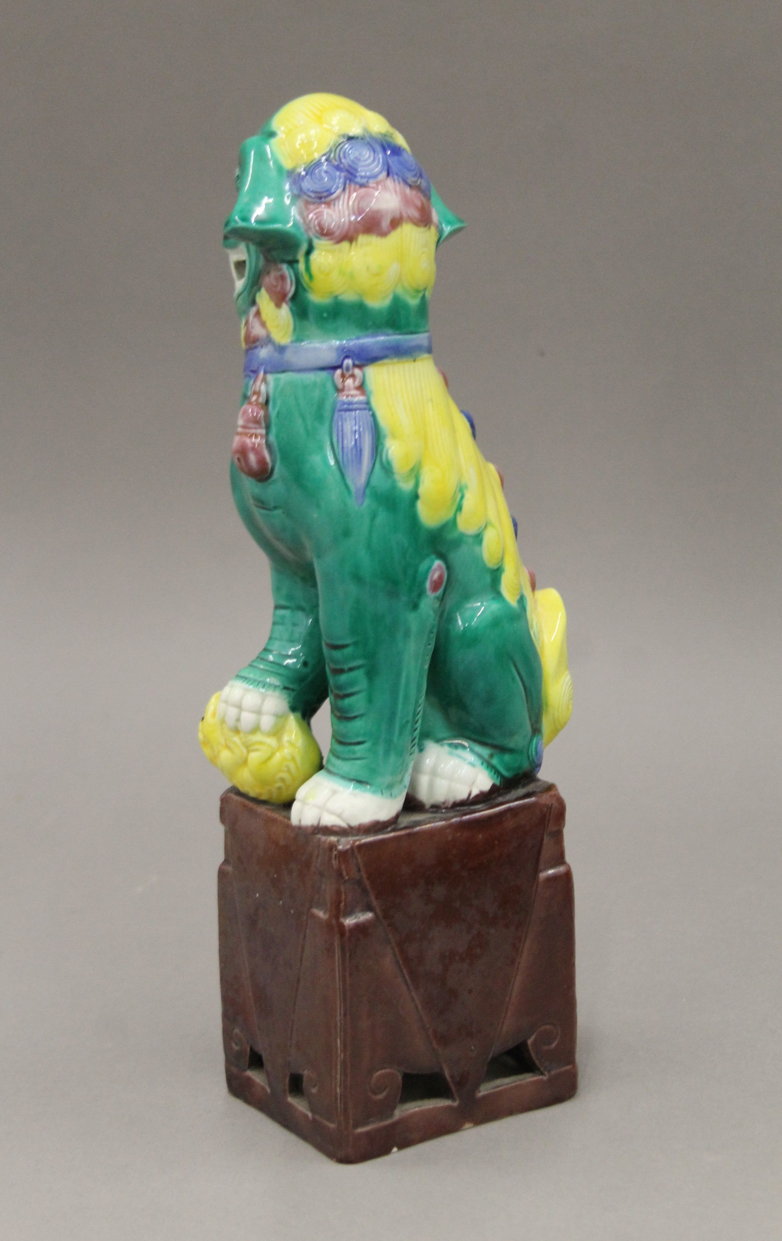 Three Chinese porcelain models of dogs-of-fo. The largest 35.5 cm high. - Image 5 of 6