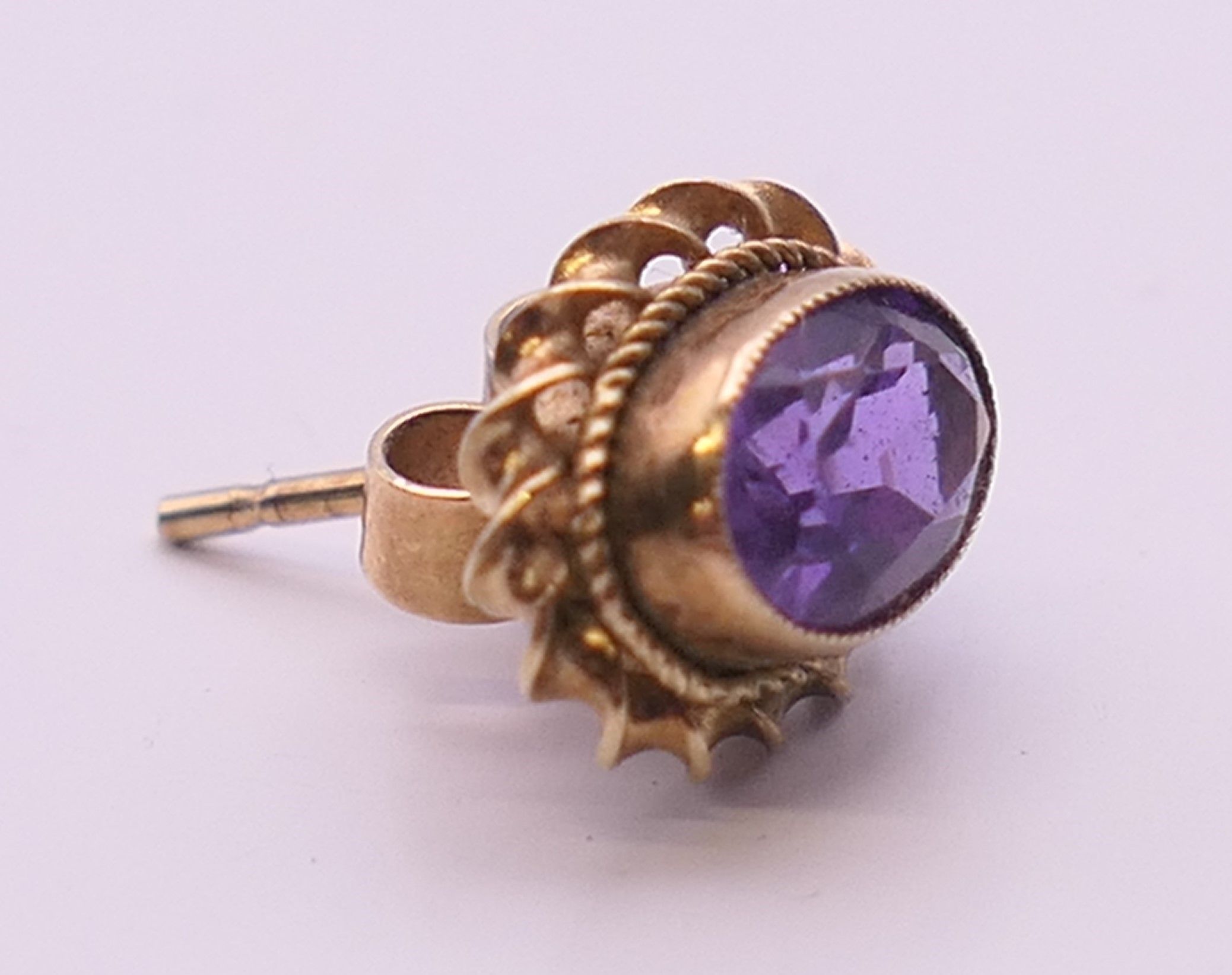 A pair of 9 ct gold and amethyst earrings. 9 mm high. - Bild 3 aus 5