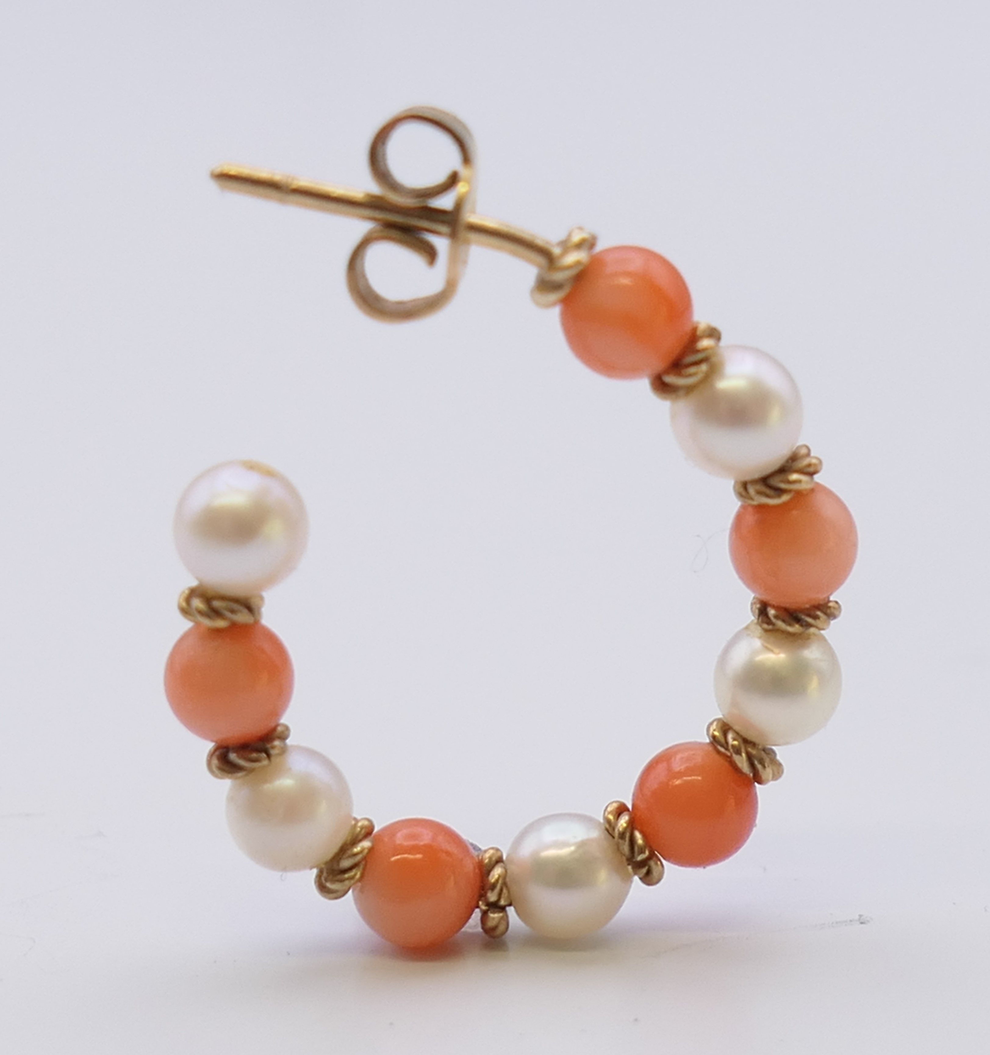 A coral and seed pearl necklace with a 15 ct gold clasp, with matching earrings. - Bild 11 aus 11