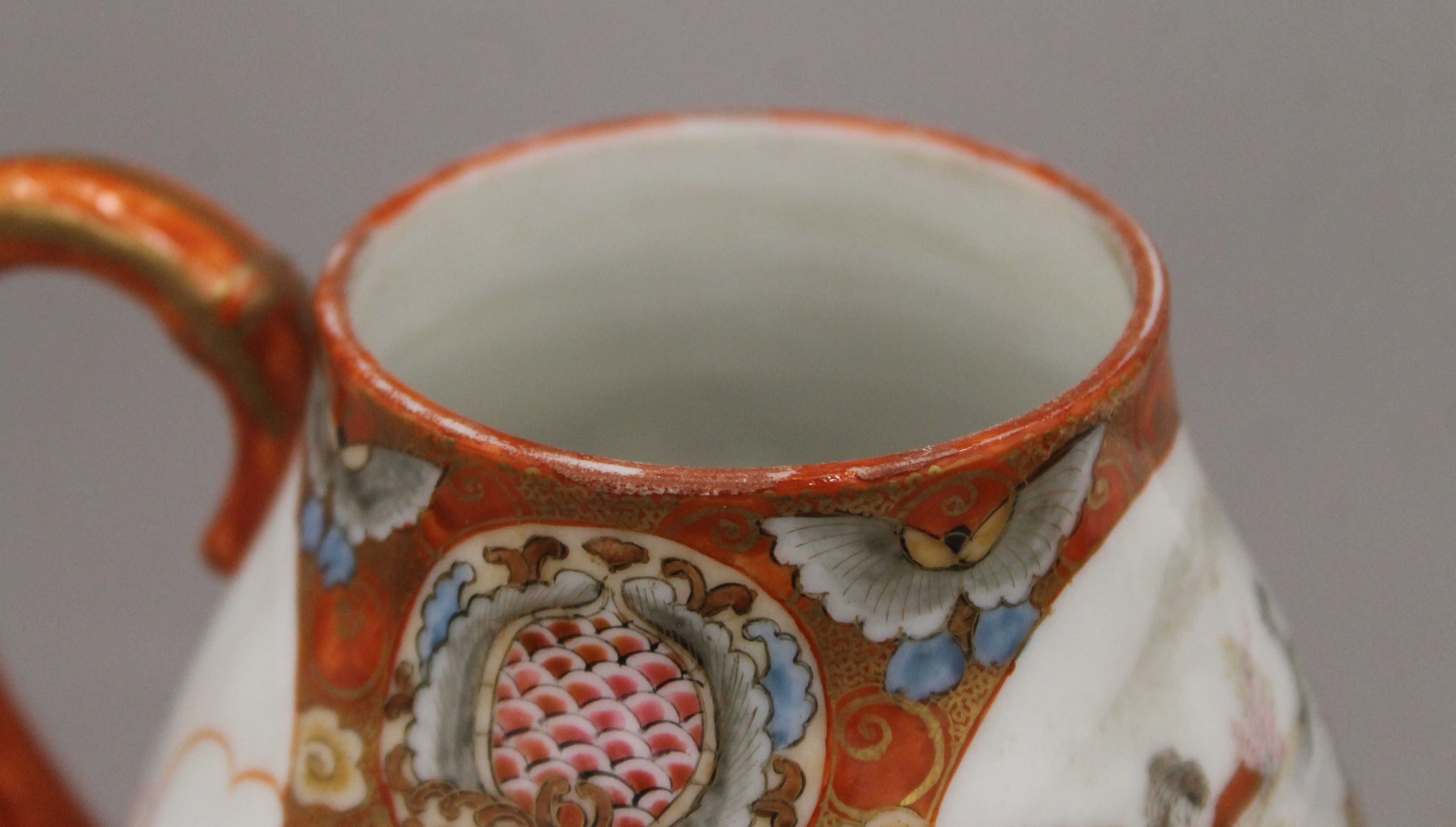 A Kutani teapot. 16 cm high. - Image 4 of 5