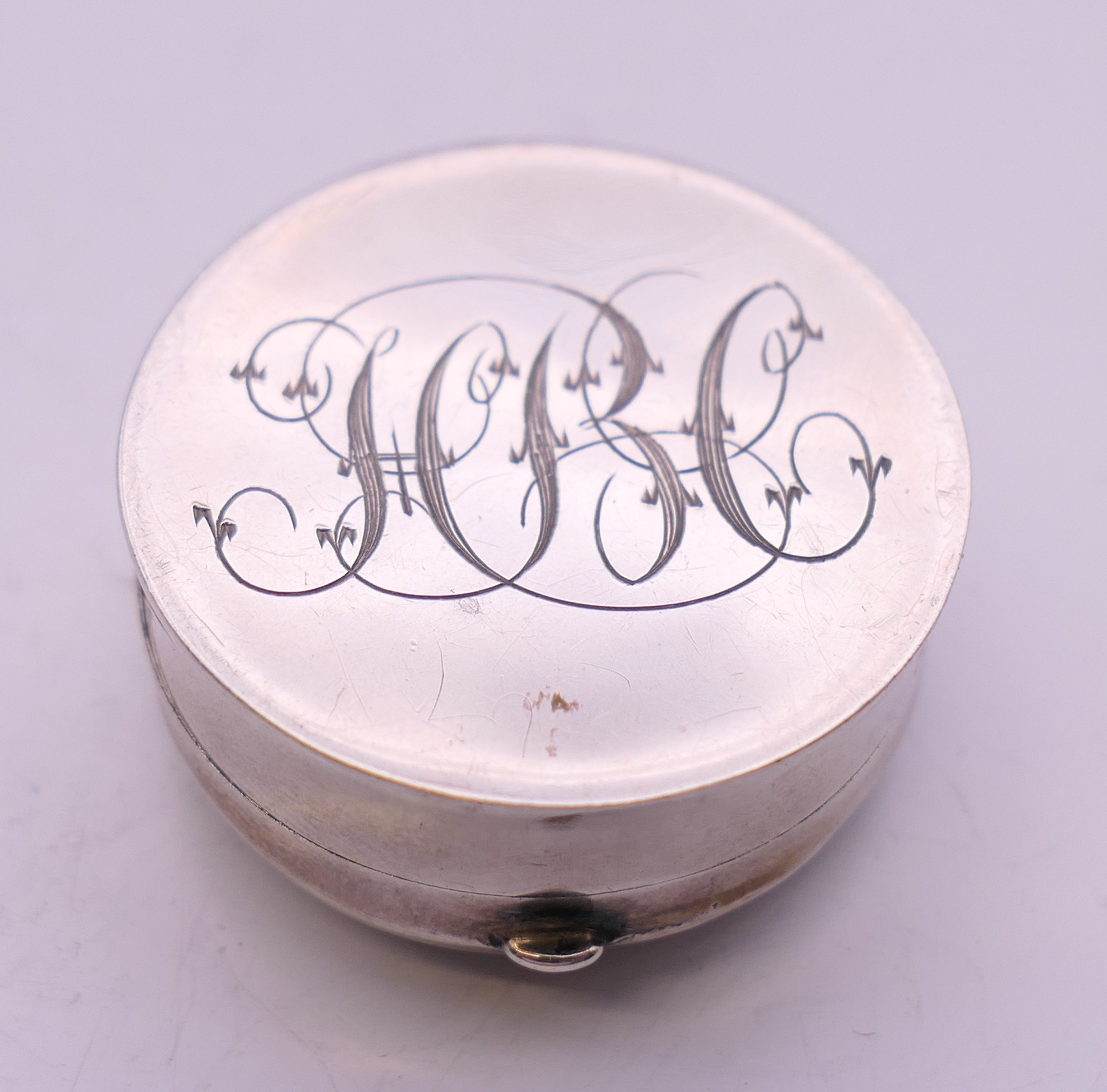 A small Edwardian silver round pill box, Birmingham 1900, top and bottom engraved with initials. - Image 4 of 7