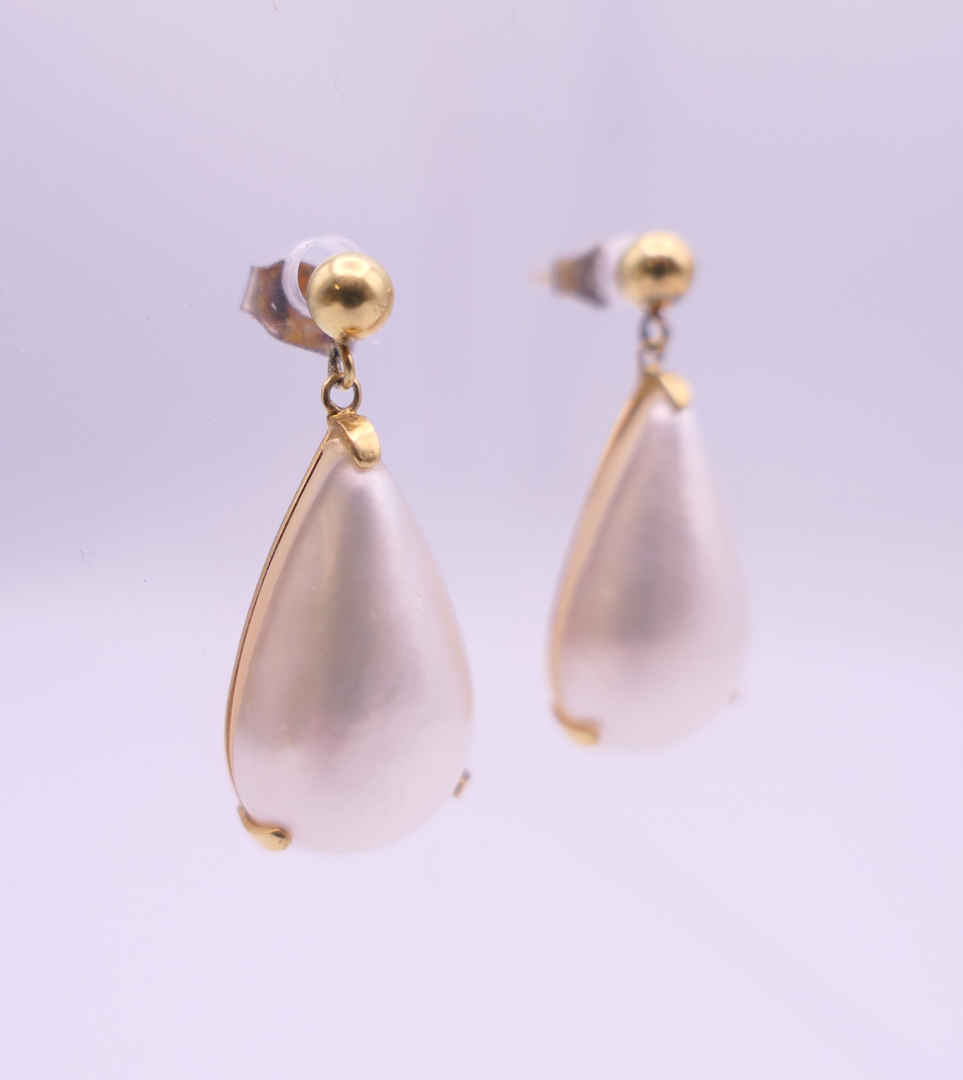 A pair of 18 K gold pearl set drop earrings, marked for Hirsch and Oppenheimer. 3 cm high. 4. - Bild 2 aus 6