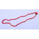 A coral bead necklace. 41 cm long.