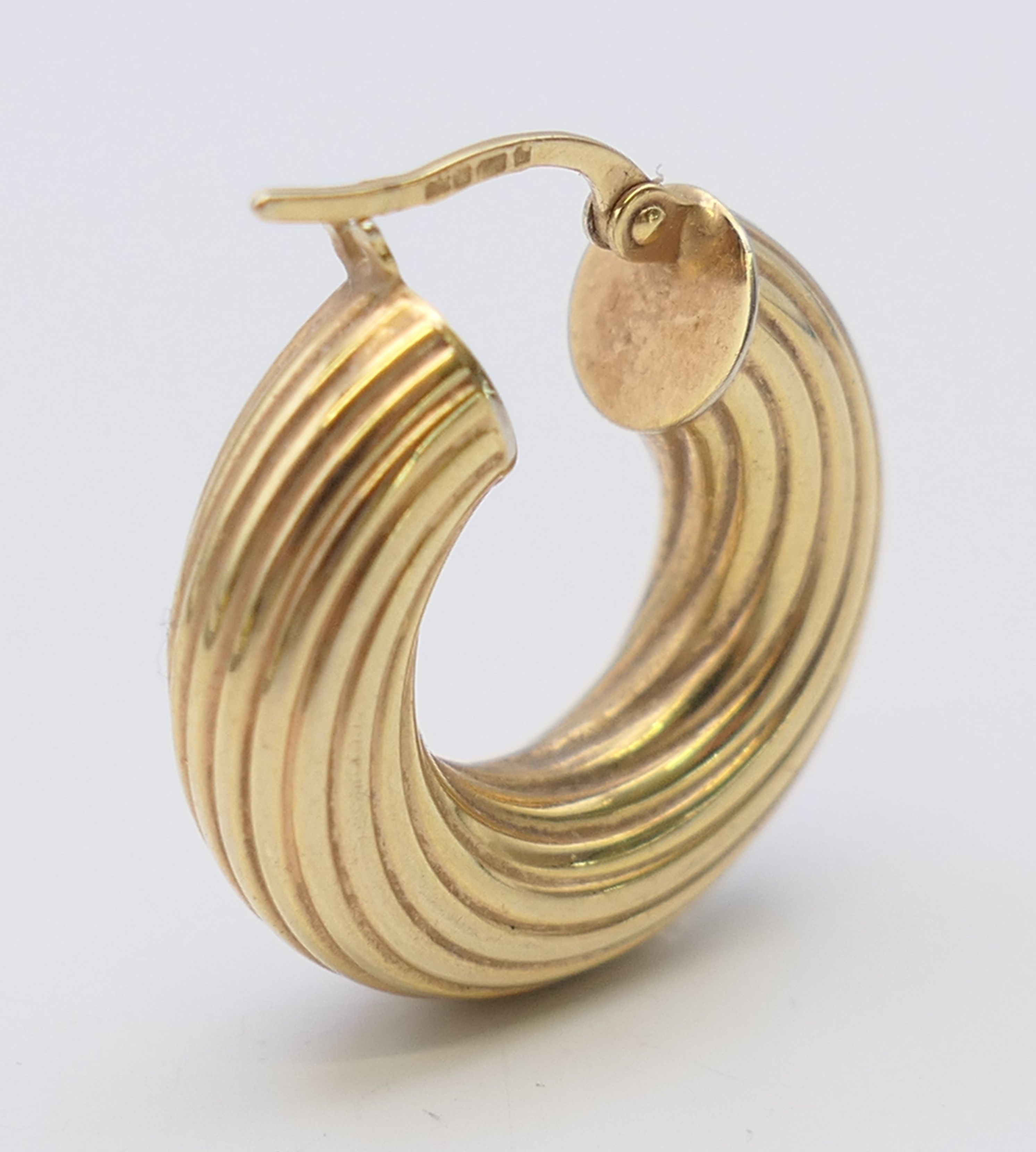 A pair of 9 ct gold earrings. 2 cm high. 3.3 grammes. - Bild 6 aus 6