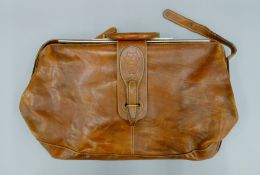 A vintage Gladstone type bag. 50 cm wide.