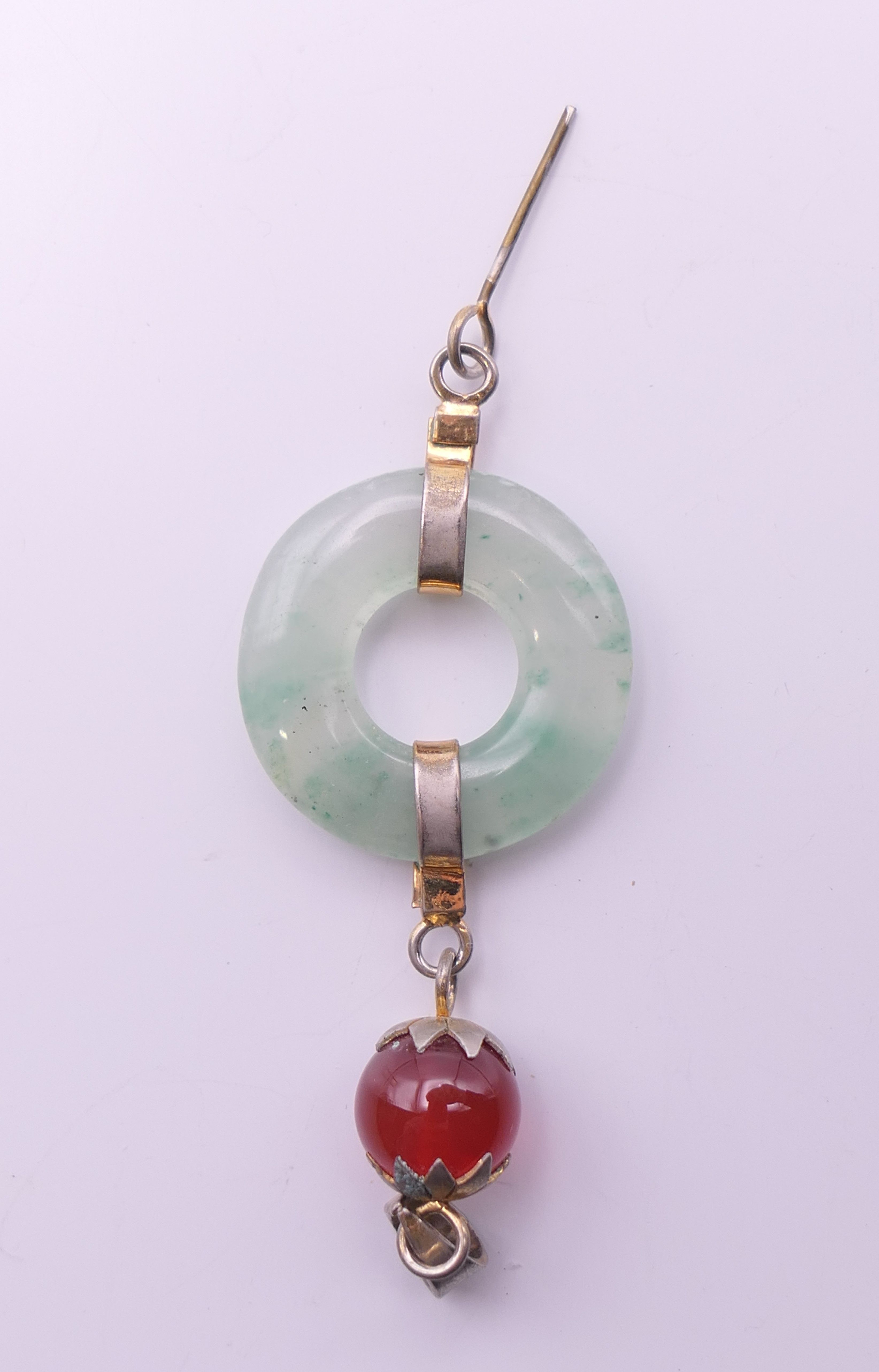 Four jade pendants and earrings. The largest 5 cm high. - Bild 6 aus 7