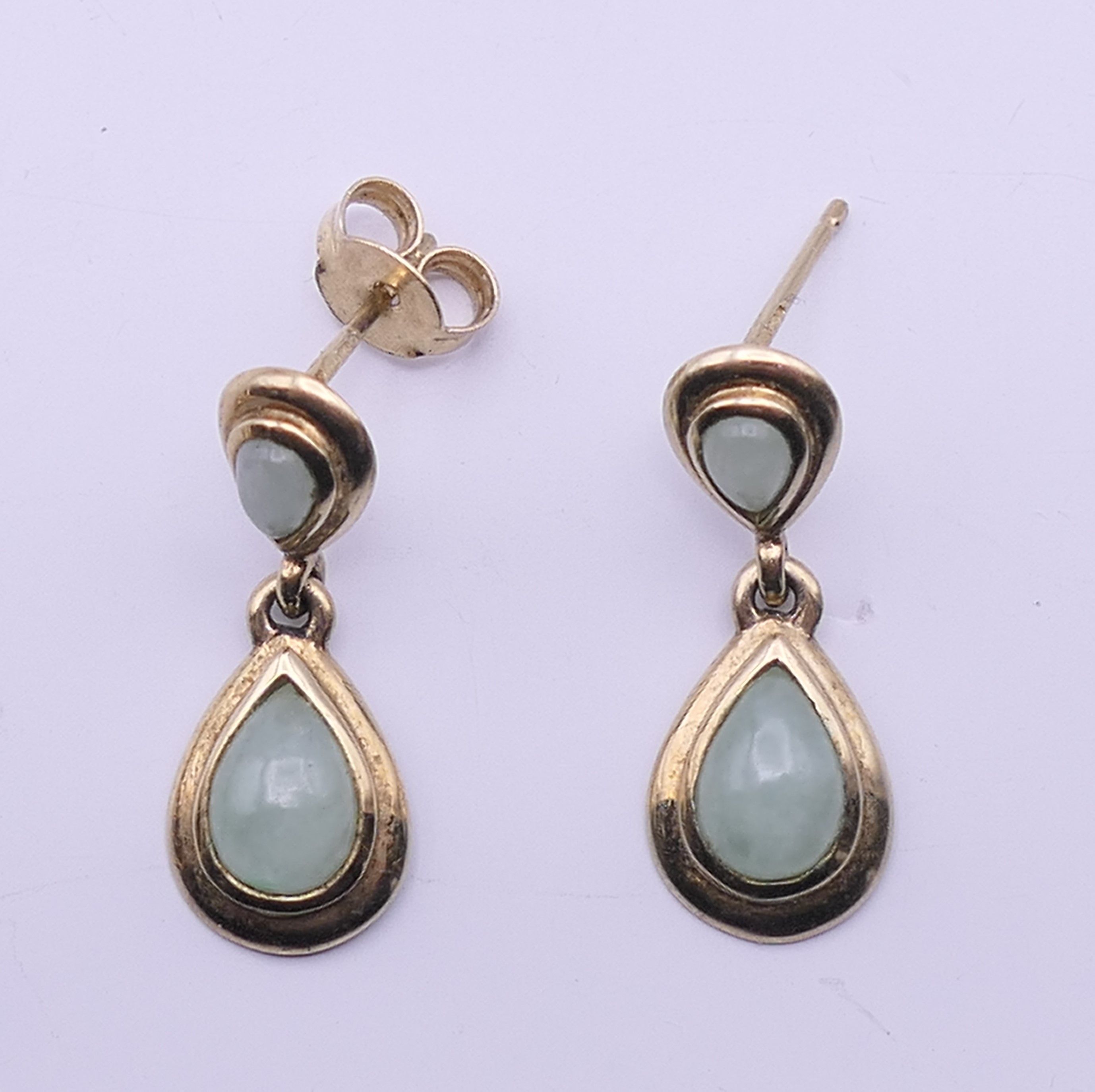 Two pairs of 9 ct gold jade earrings. The largest 2 cm high. - Bild 3 aus 3