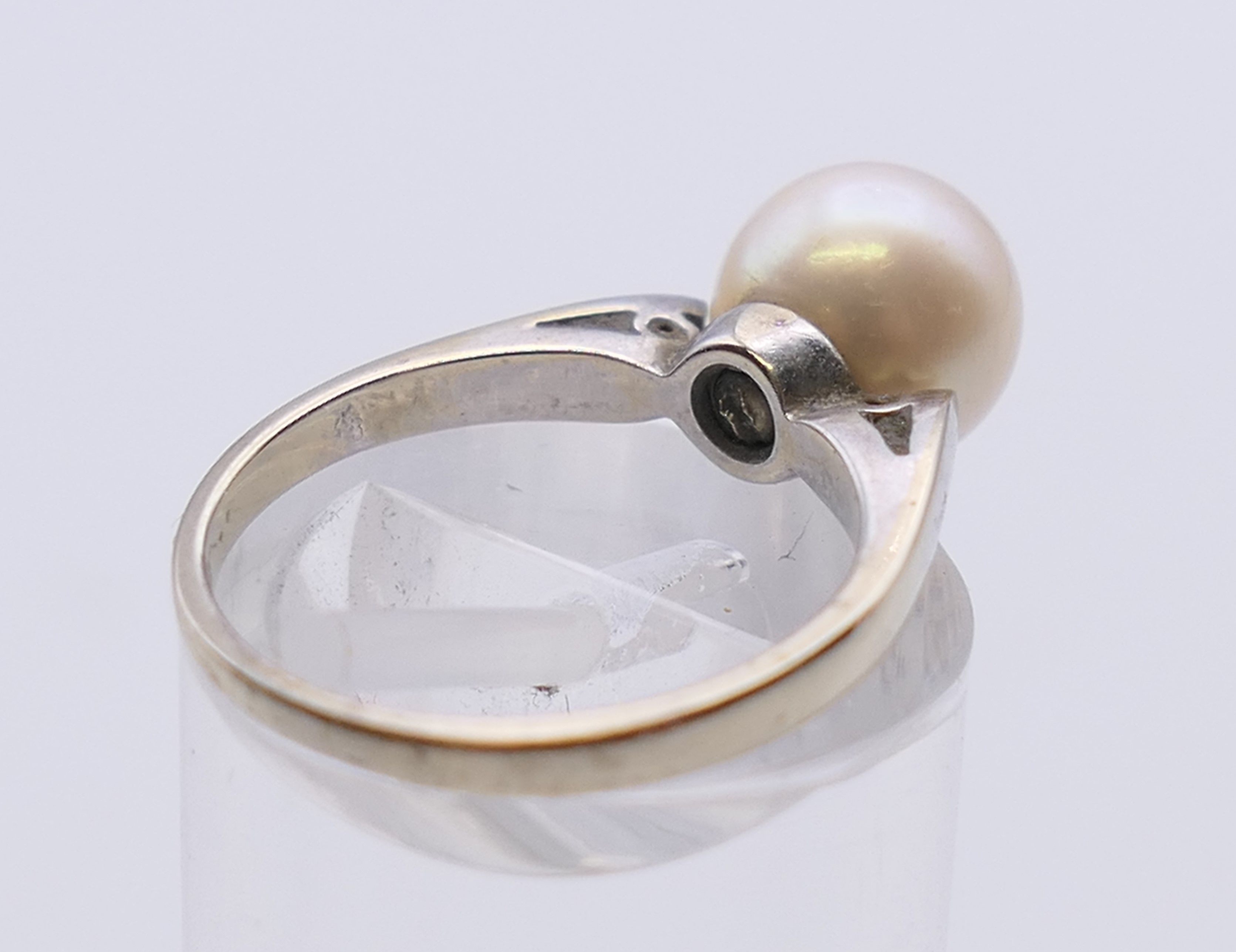 An 18 ct white gold solitaire pearl ring. Ring size I/J. 3.1 grammes total weight. - Image 3 of 8