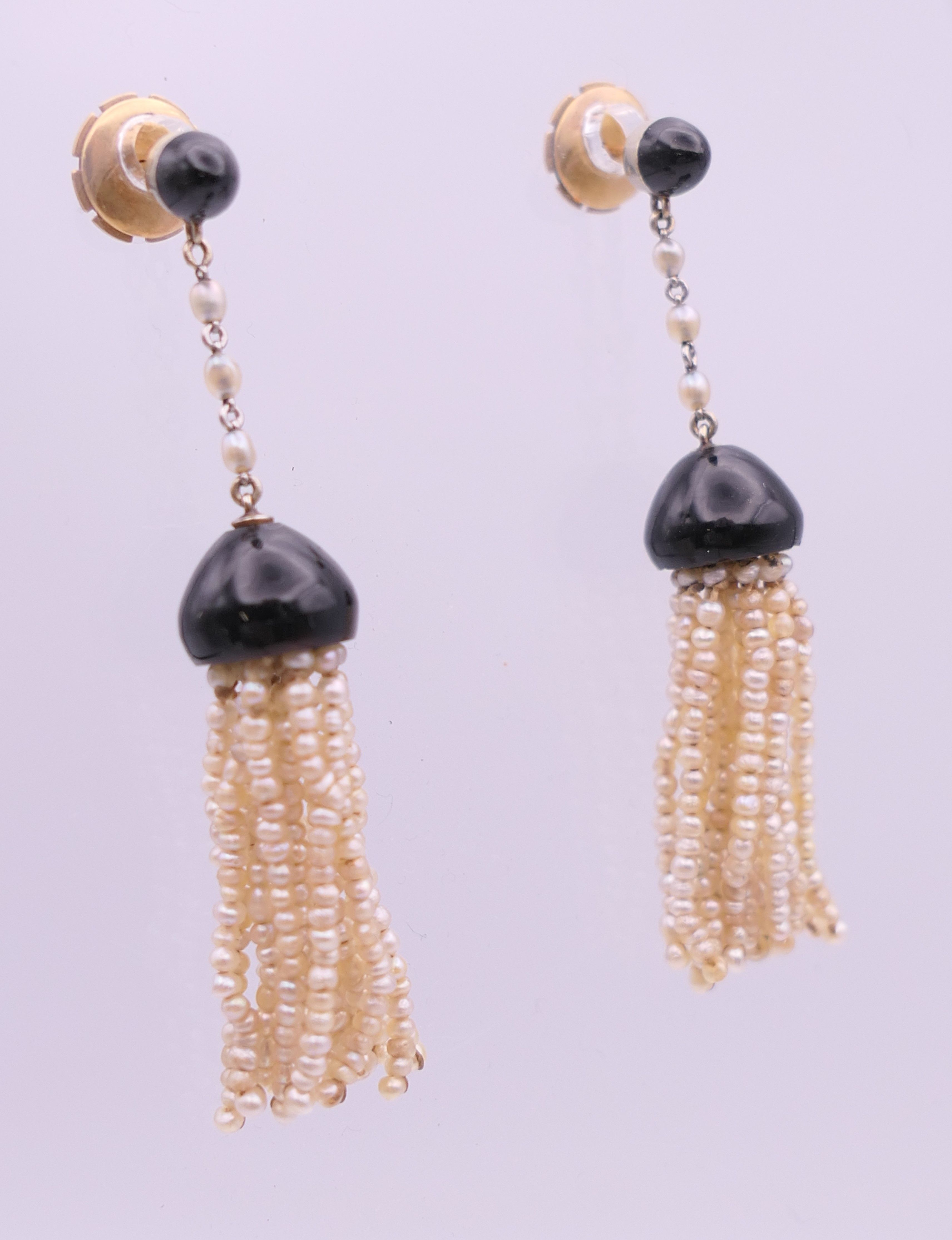 A pair of 18 ct gold seed pearl and enamel drop earrings. 5 cm high. - Bild 3 aus 7