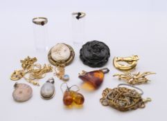 A quantity of various jewellery.