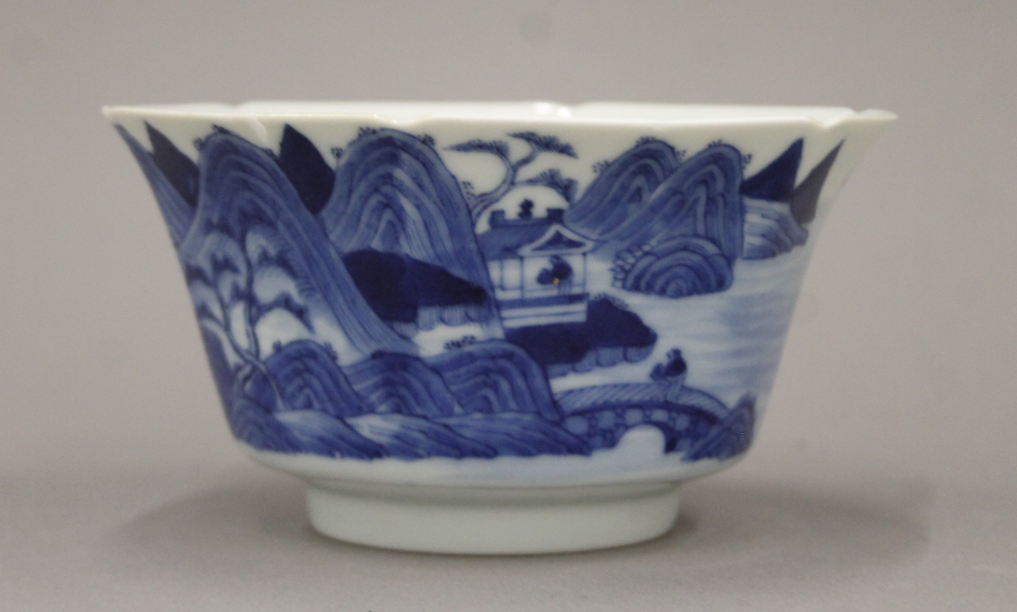 Two Oriental porcelain bowls. The largest 13.5 cm diameter. - Image 3 of 8