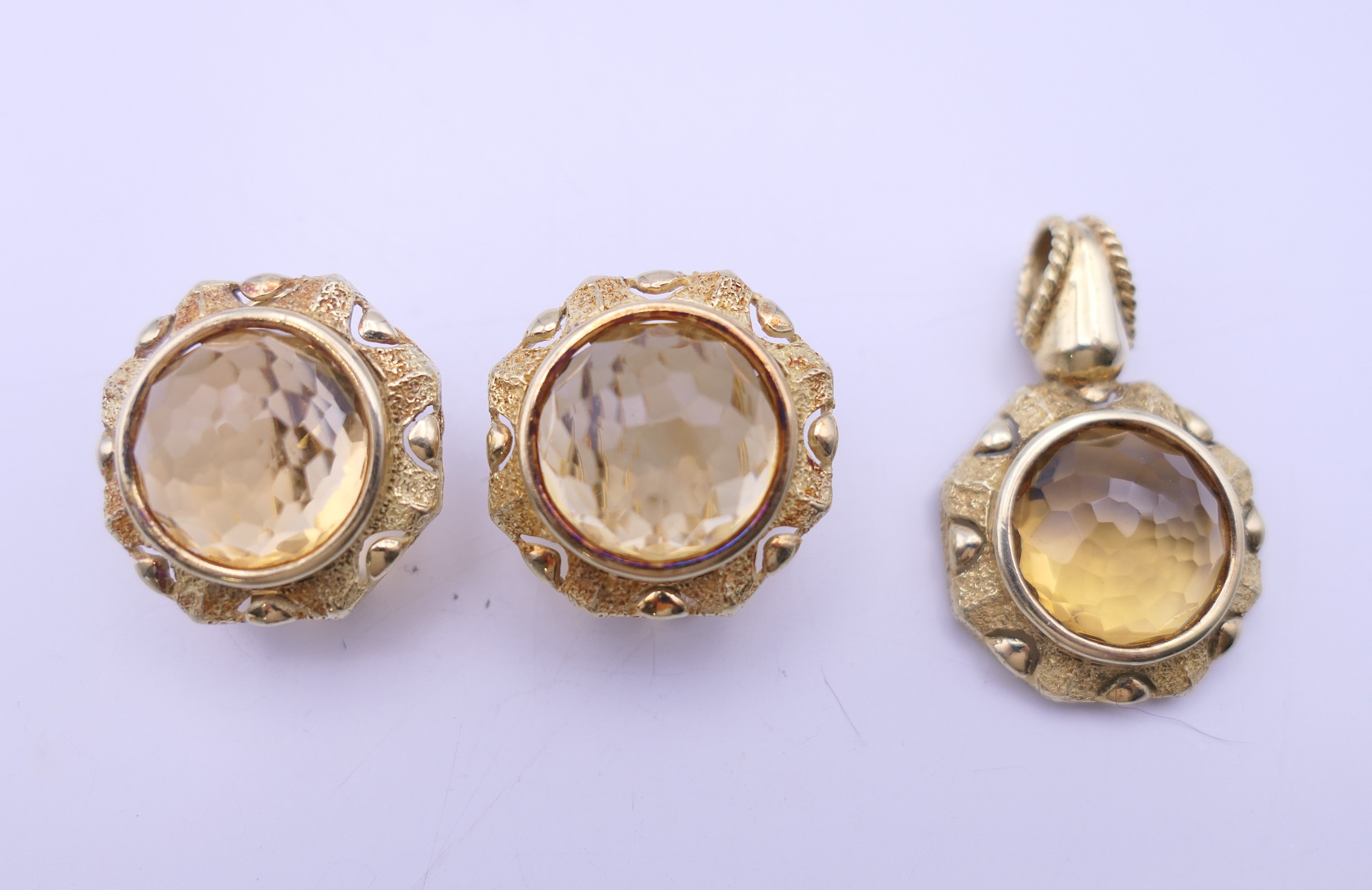 A pair of 18 ct gold citrine earrings and matching pendant. The pendant 3 cm high. 24. - Bild 13 aus 15