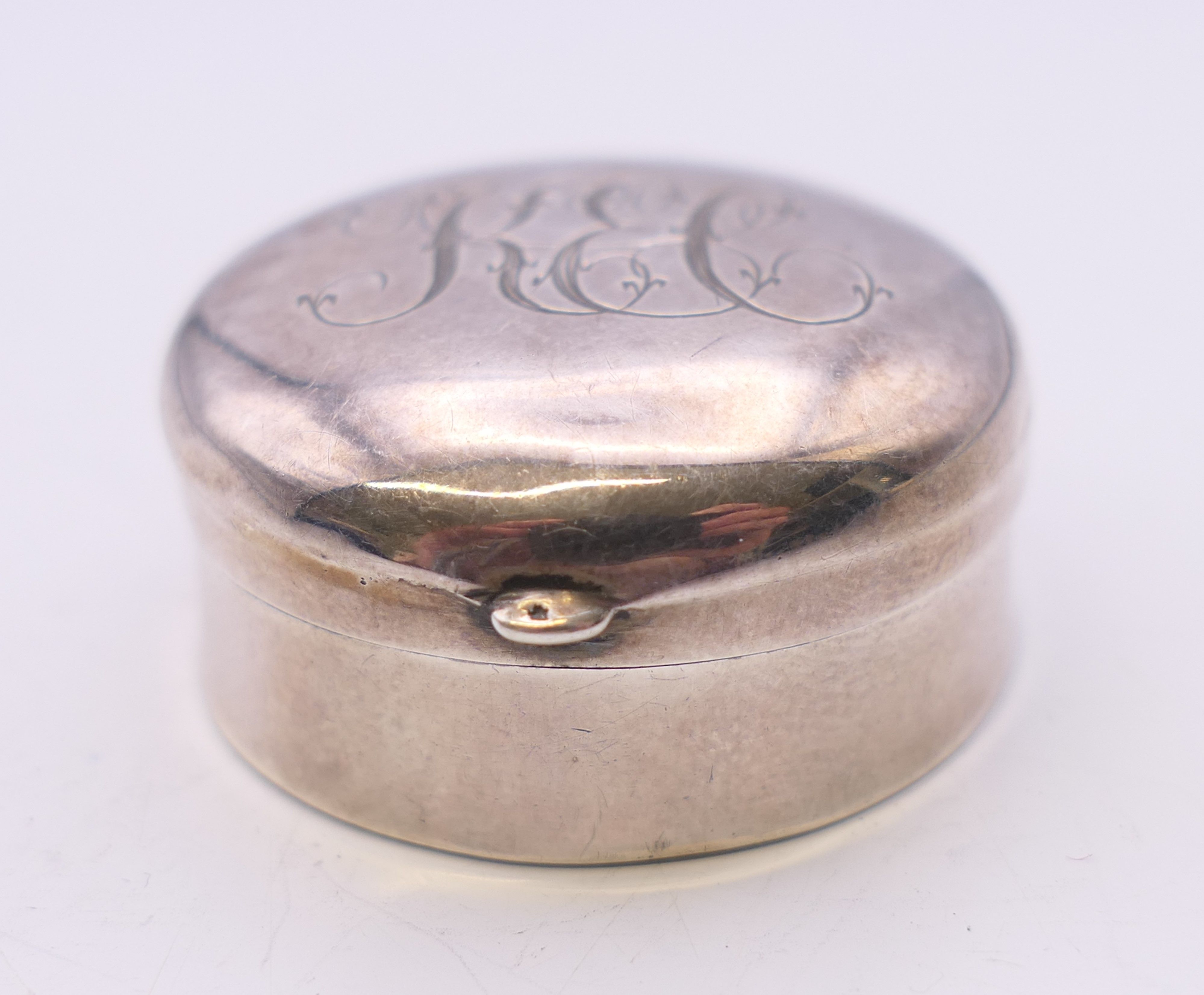 A small Edwardian silver round pill box, Birmingham 1900, top and bottom engraved with initials. - Image 2 of 7