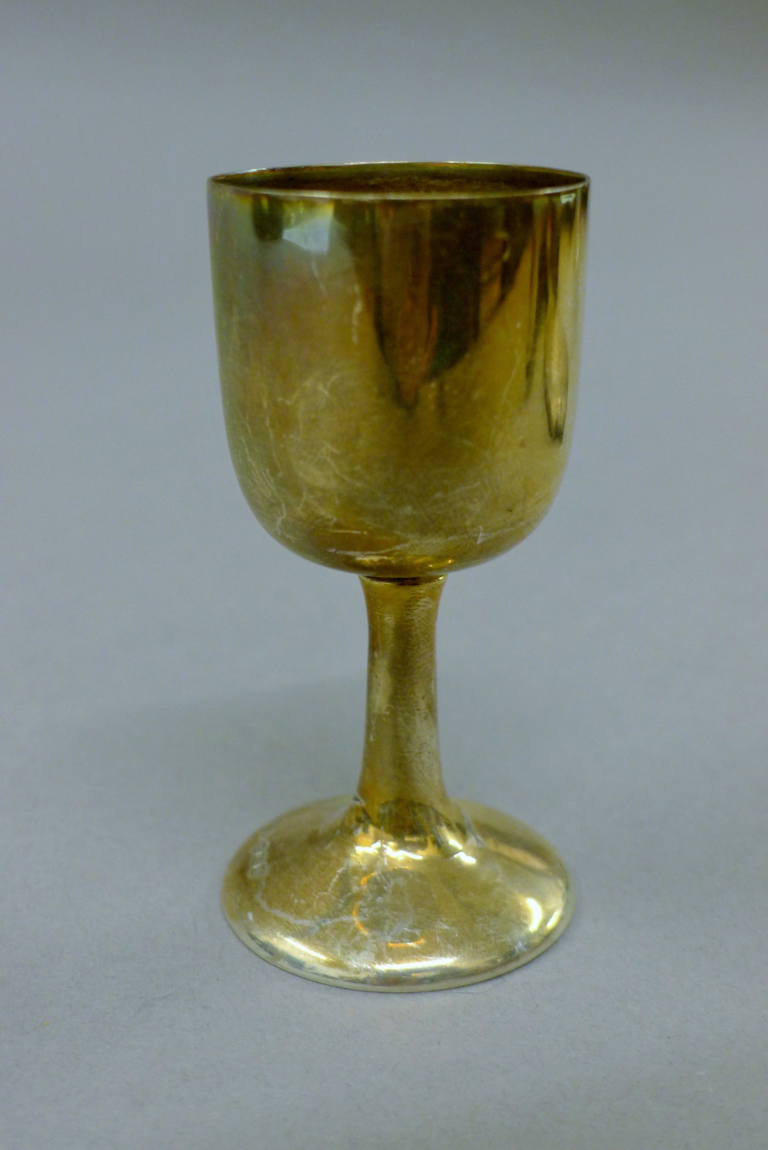 Six small silver wine cups, two sterling silver brushes and a mirror. The cups each 7.5 cm high. - Image 3 of 6