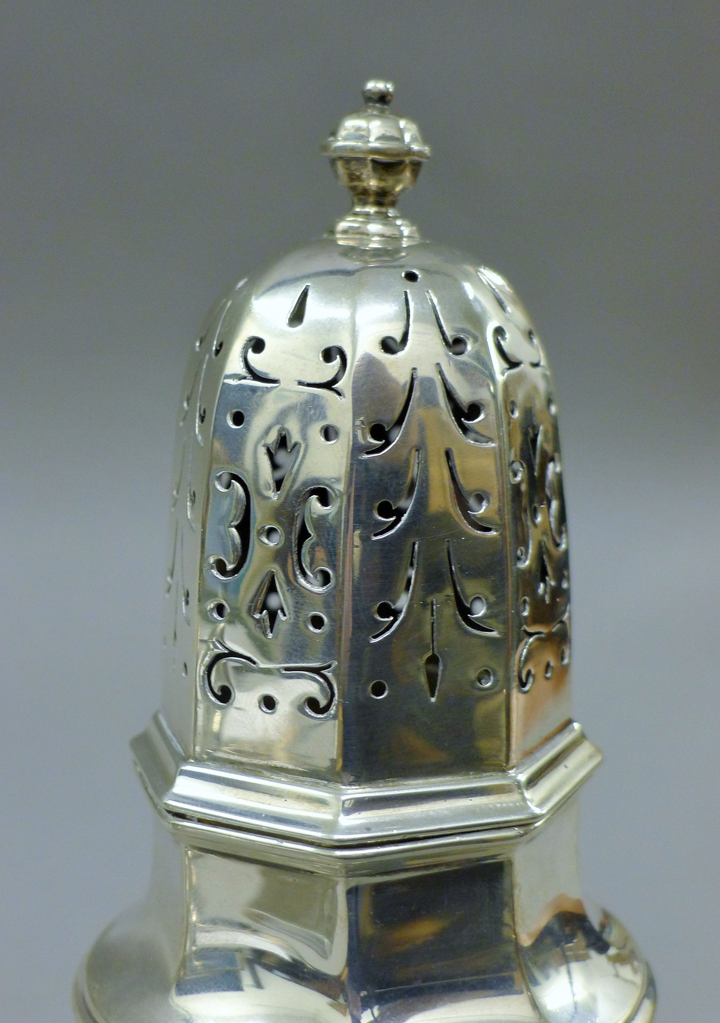 A silver sugar sifter. 20 cm high. 187 grammes. - Image 3 of 4
