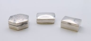 Three silver pill boxes. The largest 3 cm wide.