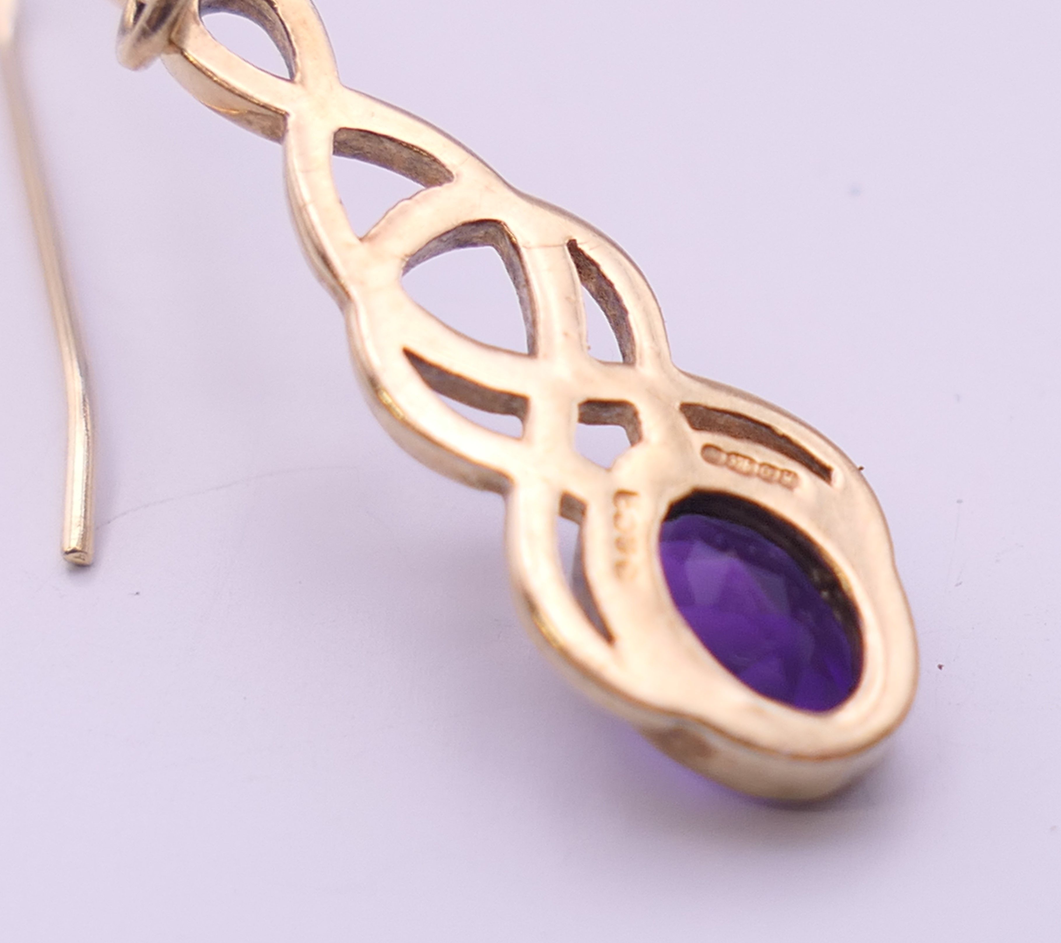 A pair of 9 ct gold and amethyst Celtic rope design earrings. 2.5 cm high. 3.3 grammes total weight. - Bild 3 aus 3