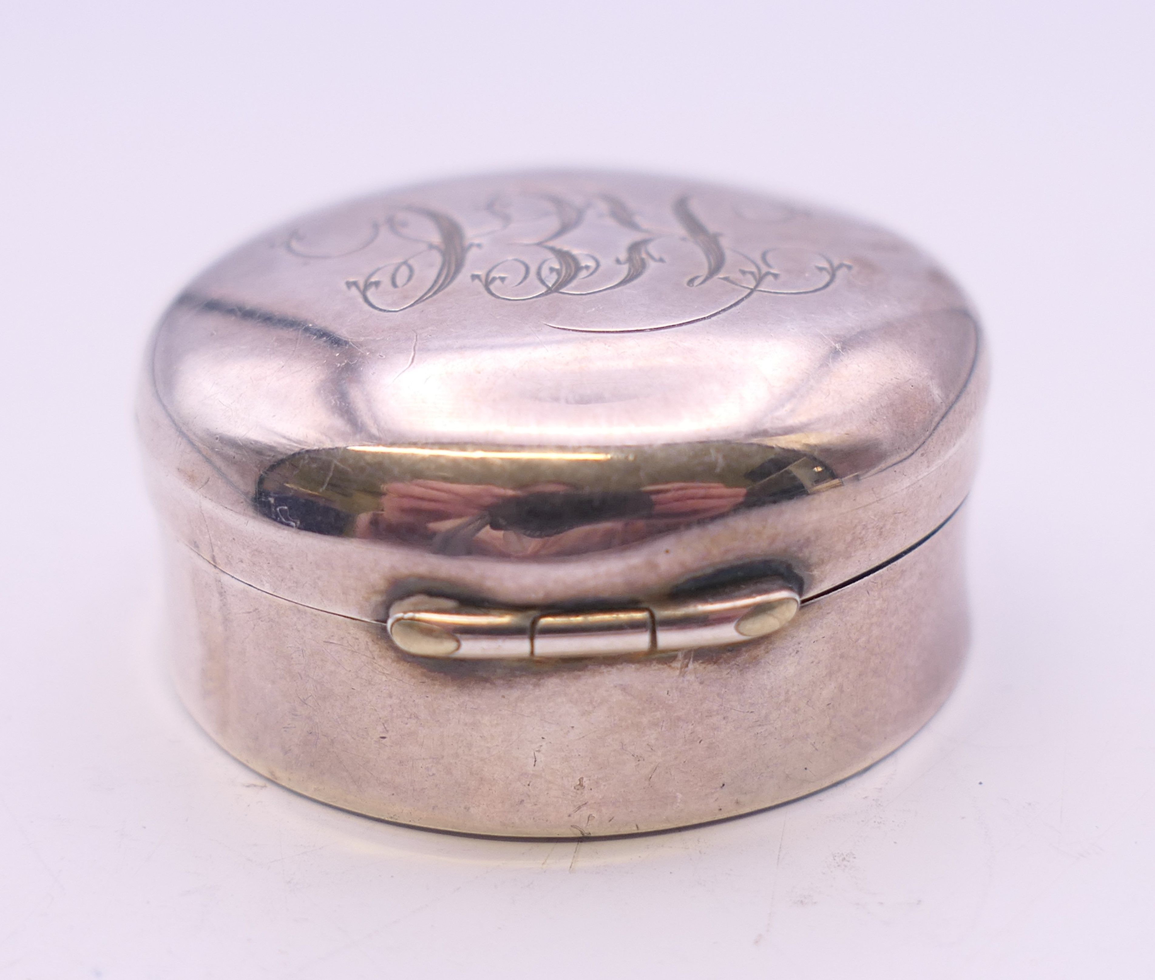 A small Edwardian silver round pill box, Birmingham 1900, top and bottom engraved with initials. - Image 3 of 7