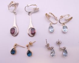 A quantity of various earrings.