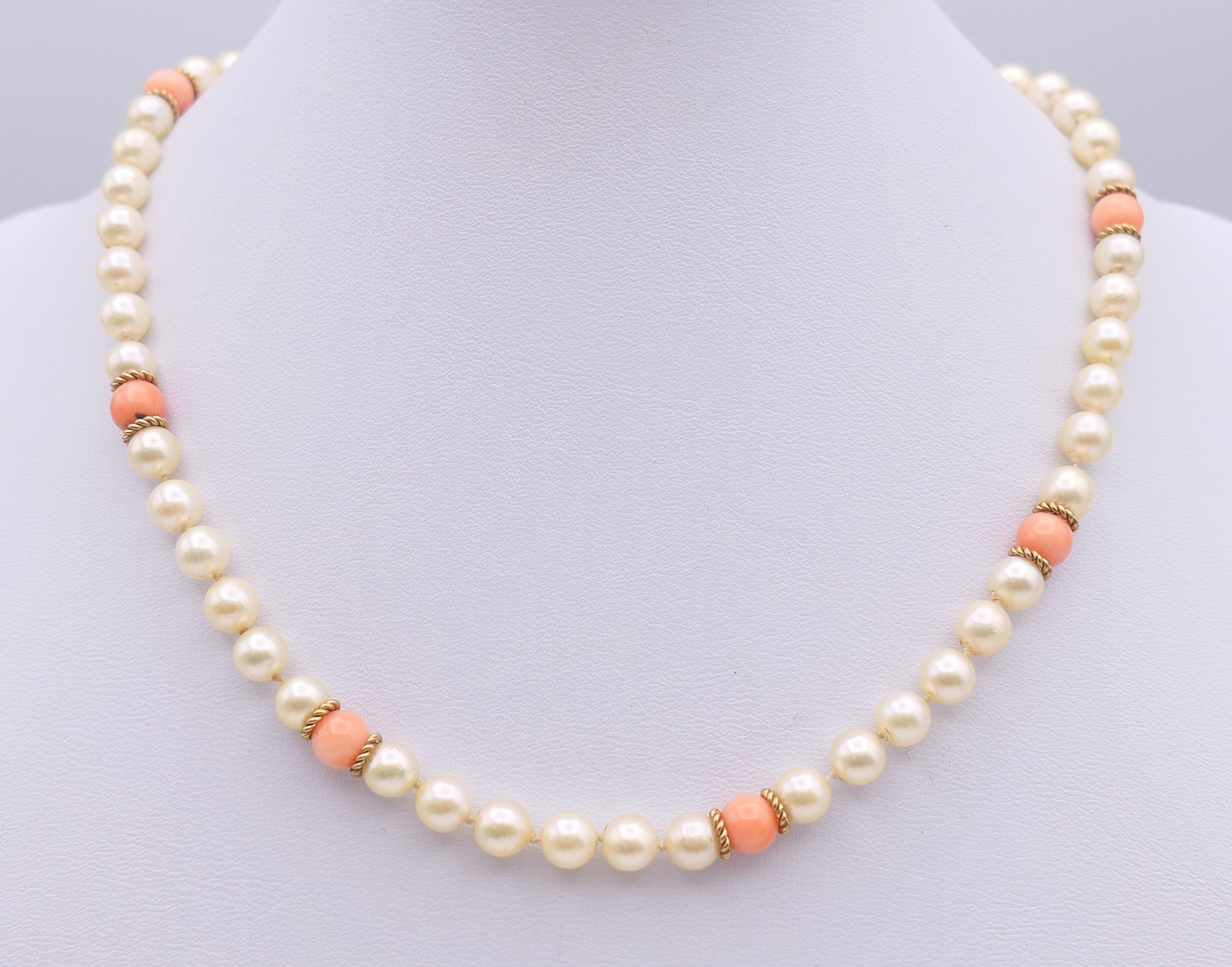A coral and seed pearl necklace with a 15 ct gold clasp, with matching earrings. - Bild 8 aus 11