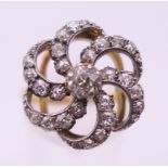 An 18 ct gold and diamond swirling cluster ring. Ring size P.