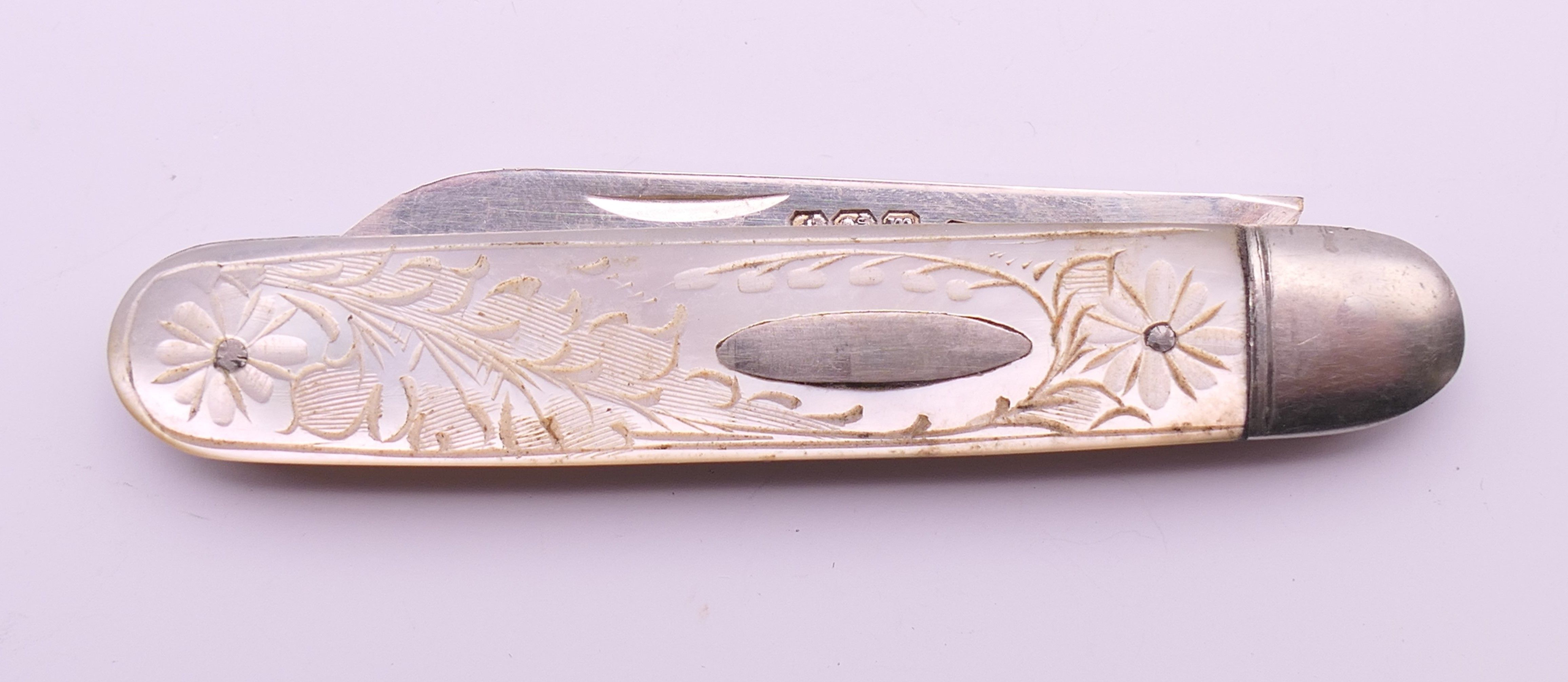 A silver and mother-of-pearl folding fruit knife (10.5 cm long extended) and a match holder. - Image 3 of 6