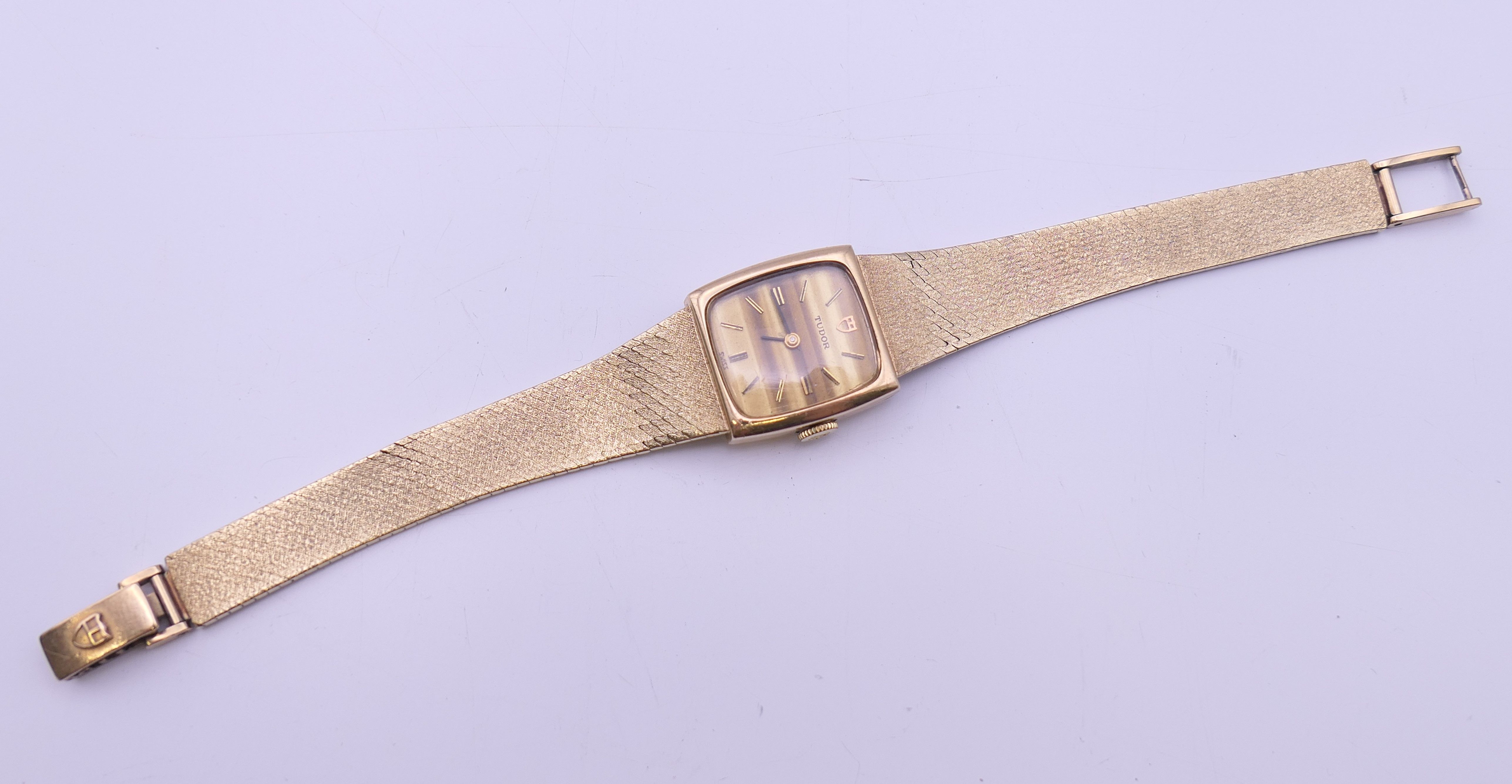 A 9 ct gold ladies Rolex Tudor wristwatch. 2 cm wide. 30.4 grammes total weight. - Image 2 of 11