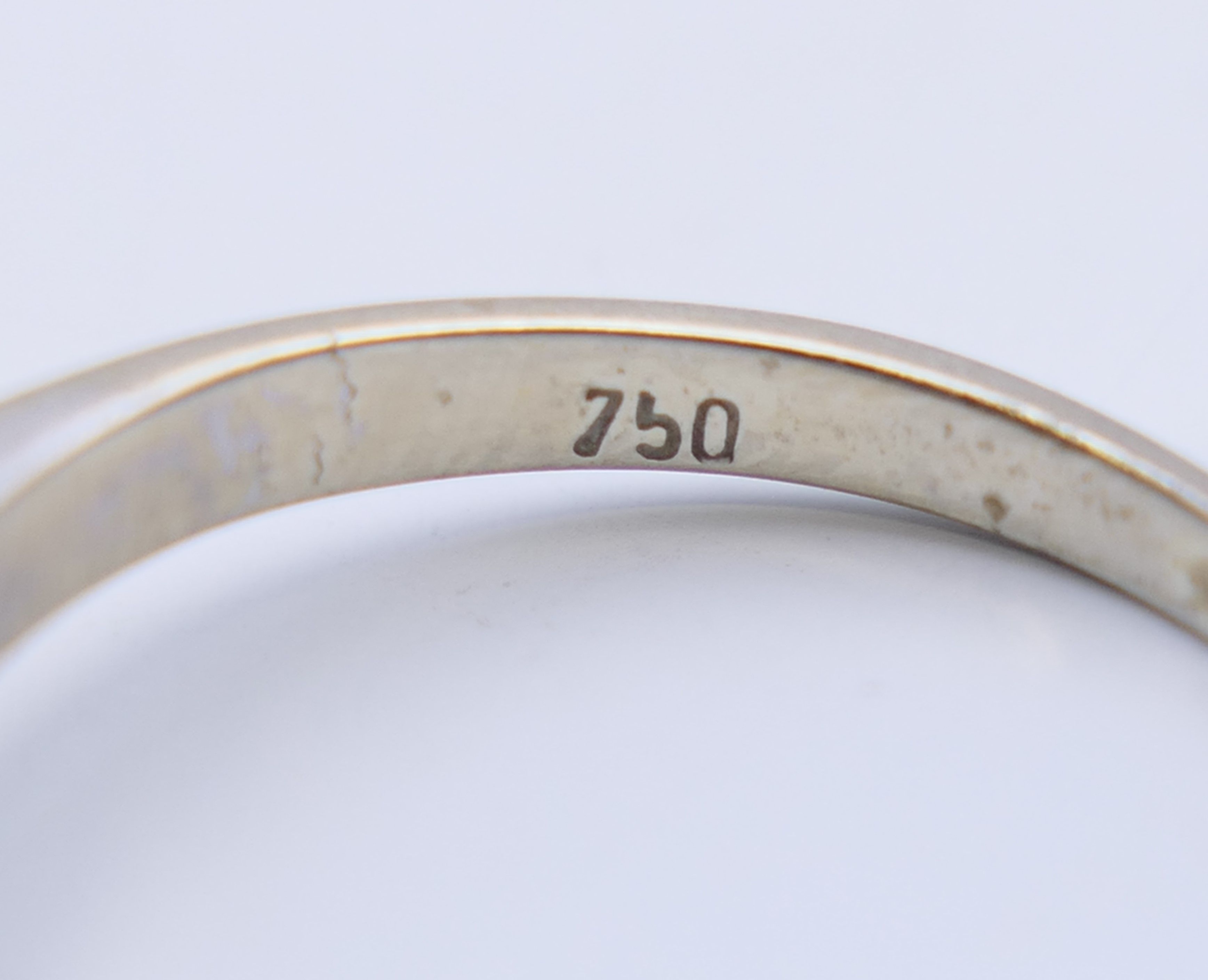 An 18 ct white gold solitaire pearl ring. Ring size I/J. 3.1 grammes total weight. - Image 7 of 8